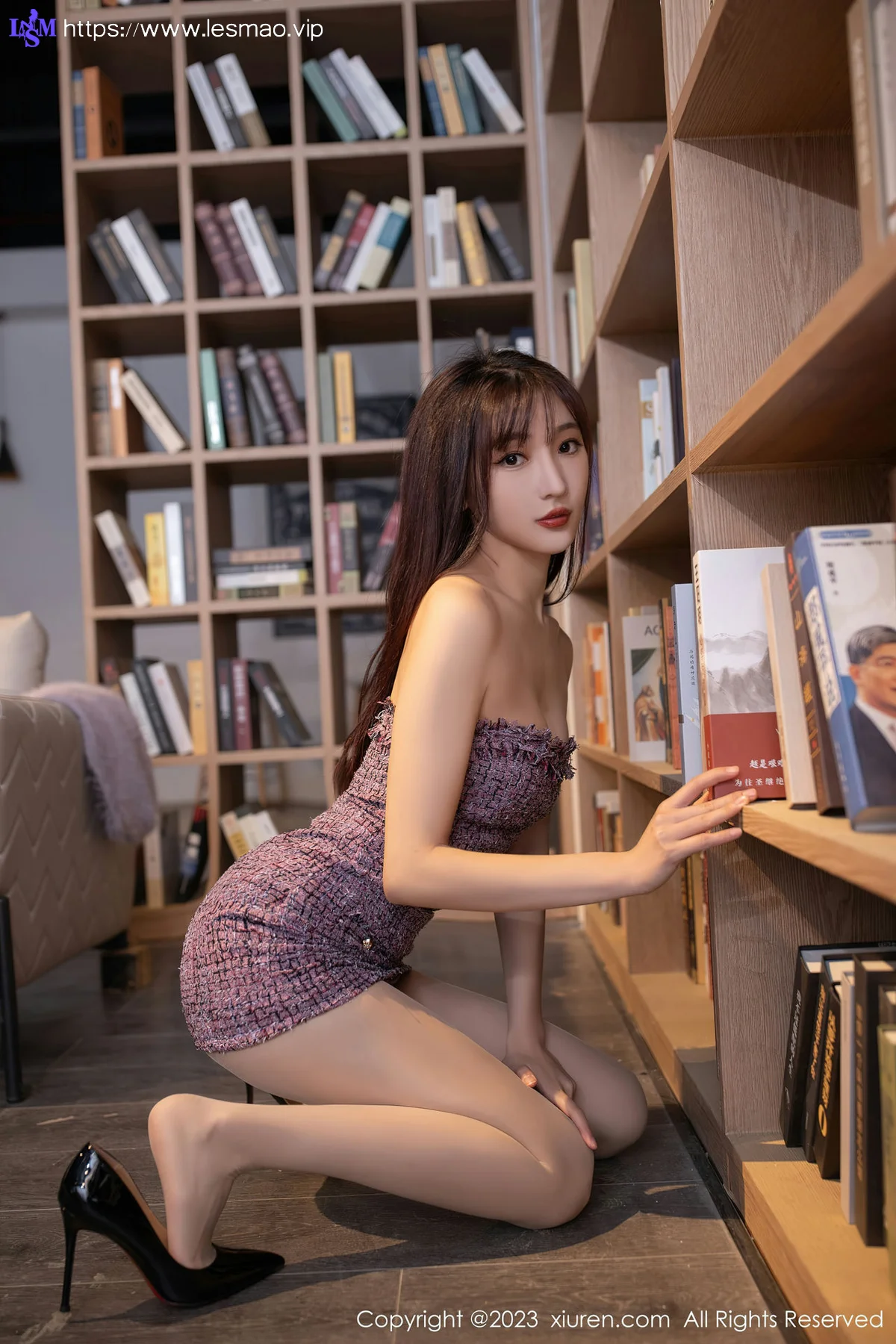 XiuRen 秀人 No.6209 陆萱萱 图书馆场景拍摄性感写真 - 2