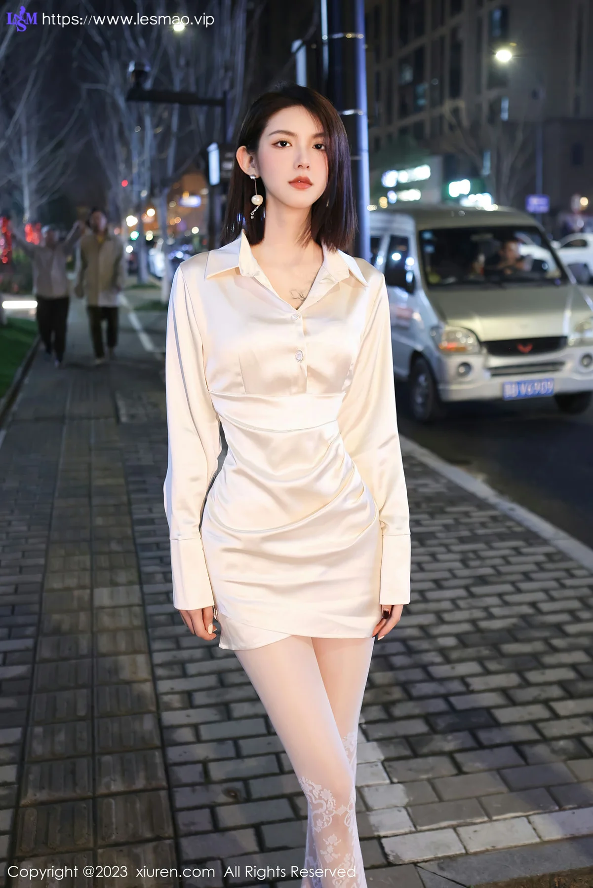 XiuRen 秀人 No.6393 乔一一 诱人白色丝袜性感写真1 - 2