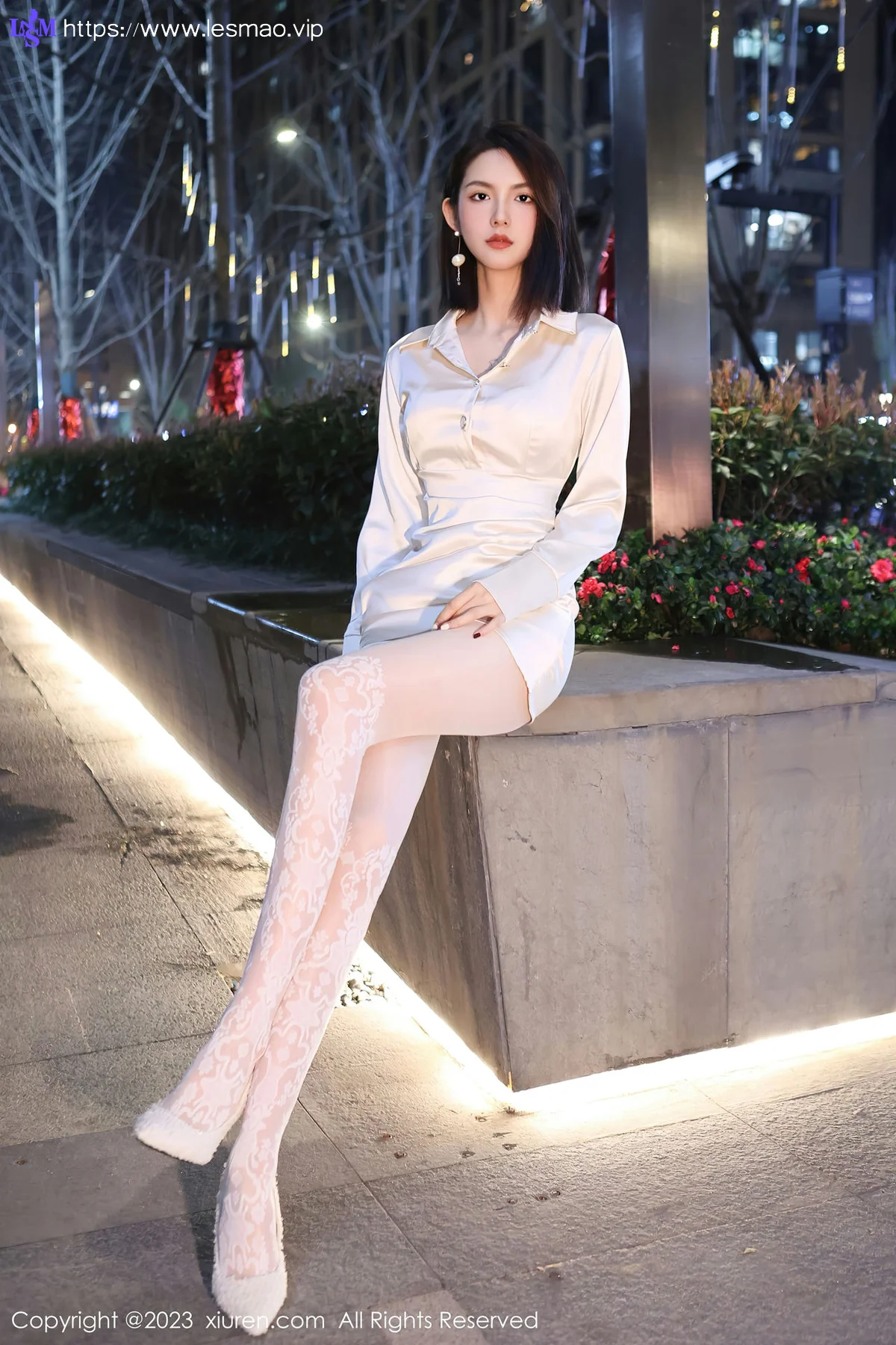 XiuRen 秀人 No.6393 乔一一 诱人白色丝袜性感写真1 - 5