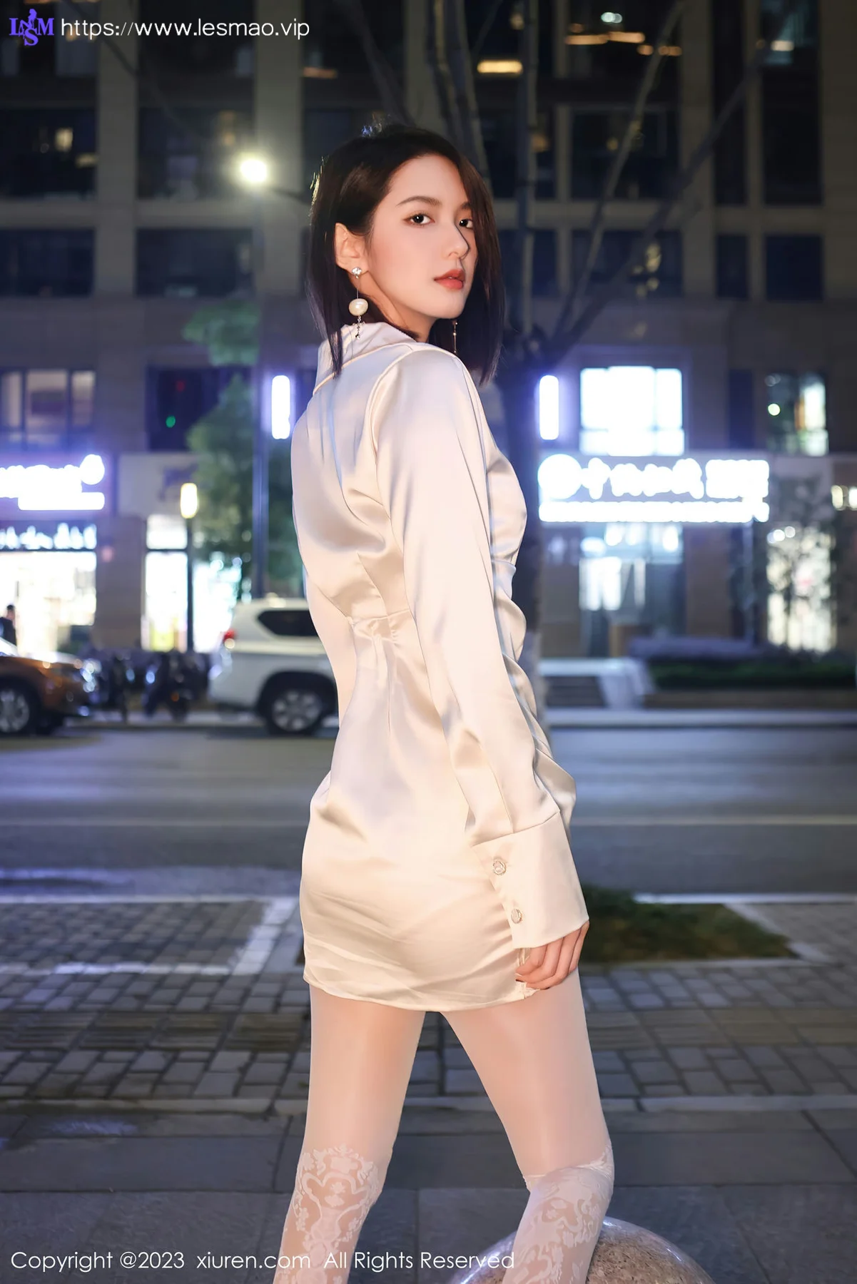 XiuRen 秀人 No.6393 乔一一 诱人白色丝袜性感写真1 - 3