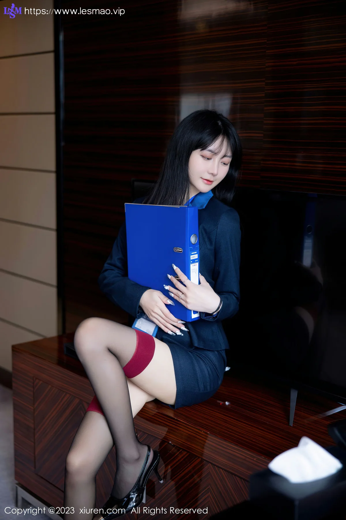 XiuRen 秀人 No.6407 谢小蒽 性感OL装扮性感写真1 - 5