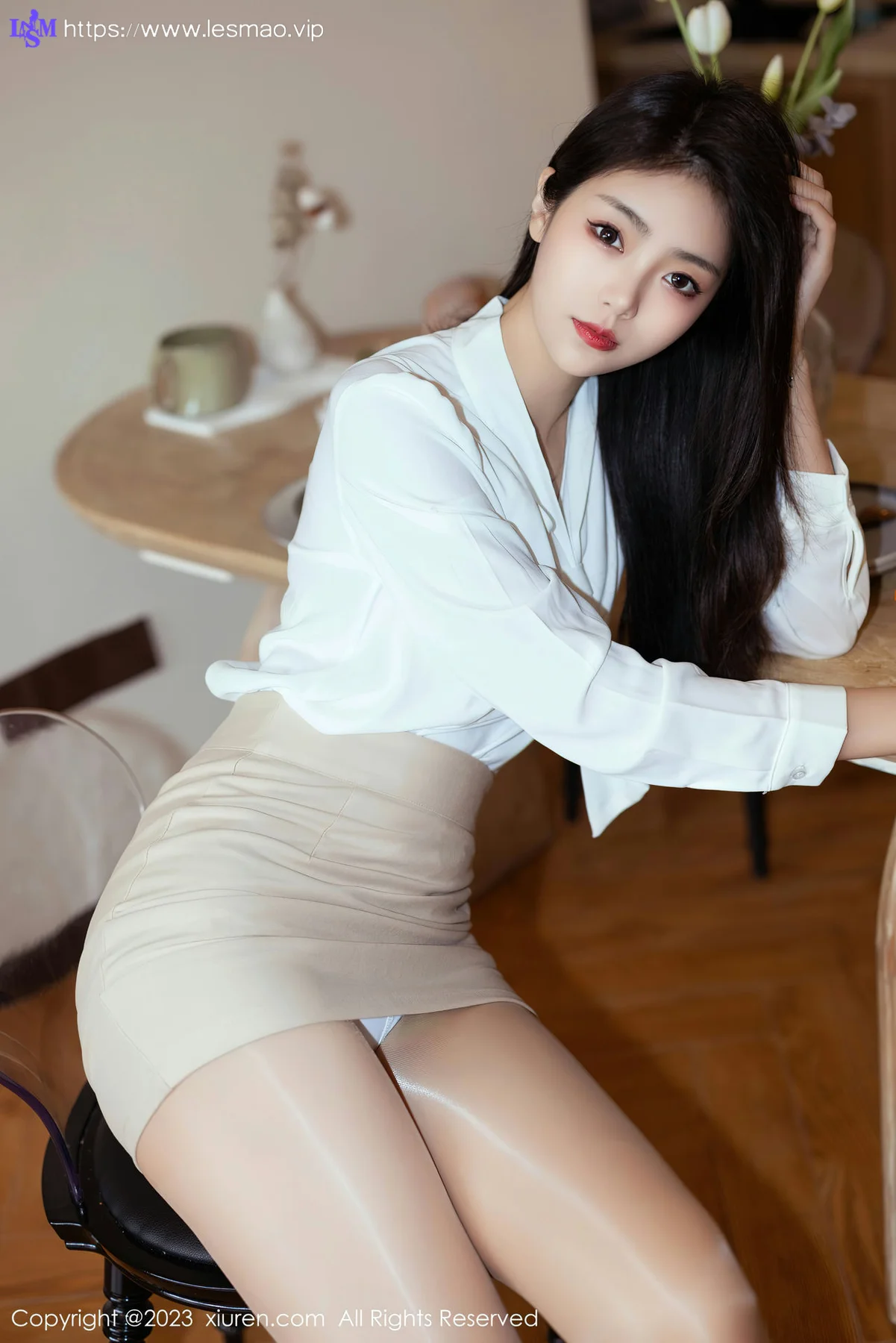 XiuRen 秀人 No.6465 可樂Vicky 浅黄色短裙性感写真3 - 1