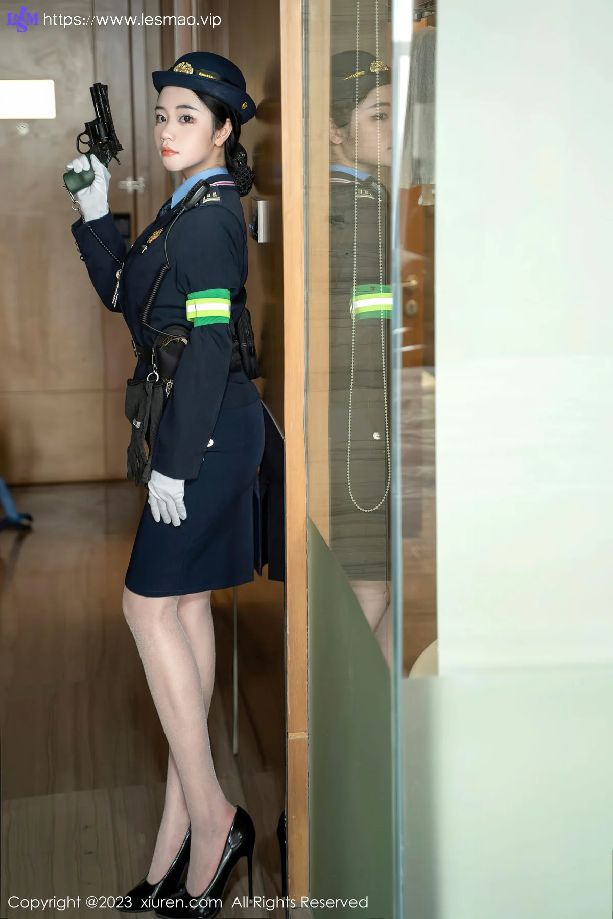 XiuRen 秀人 No.6497 汐汐爱吃草莓 科女搜查官系列性感写真 - 7
