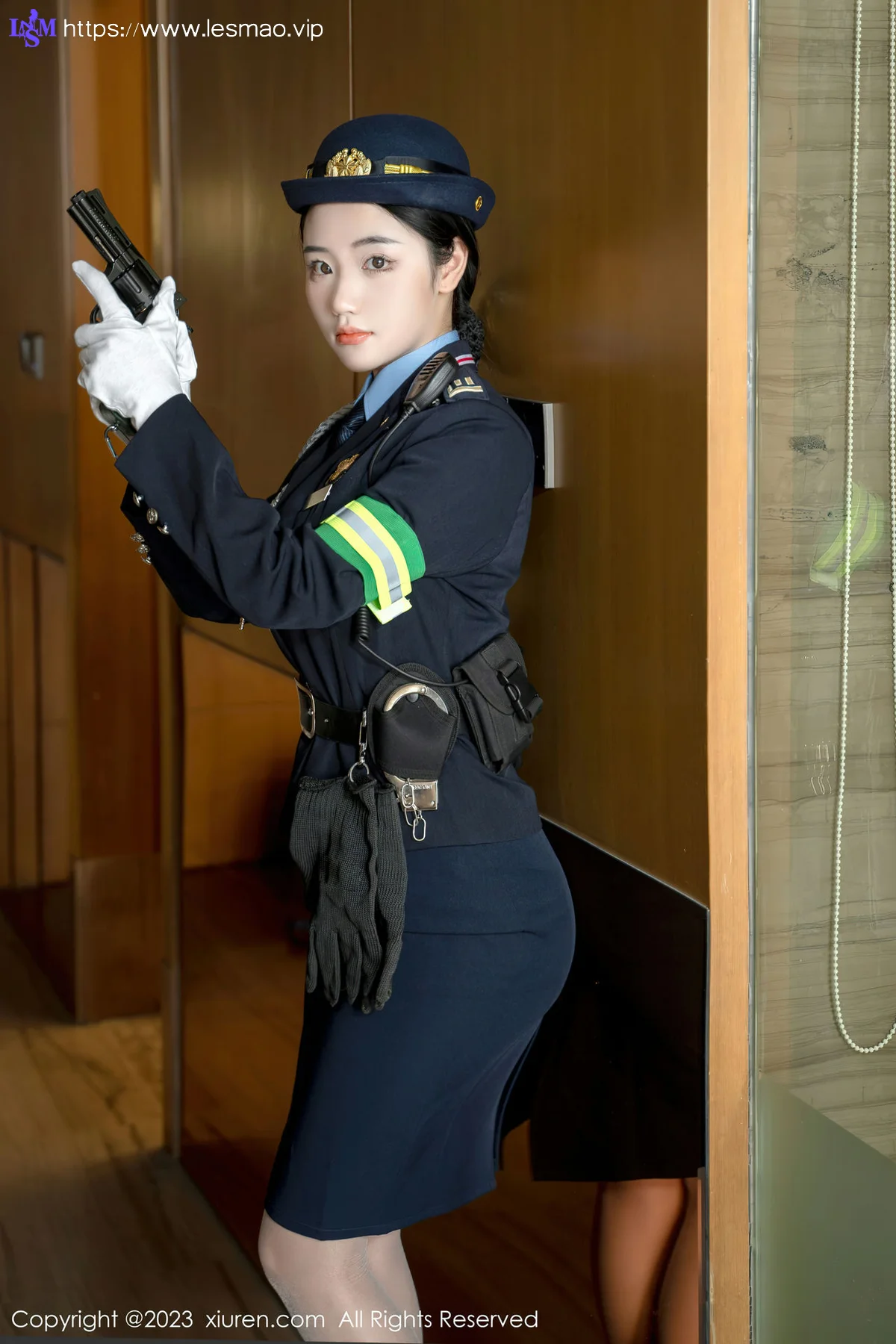 XiuRen 秀人 No.6497 汐汐爱吃草莓 科女搜查官系列性感写真 - 8