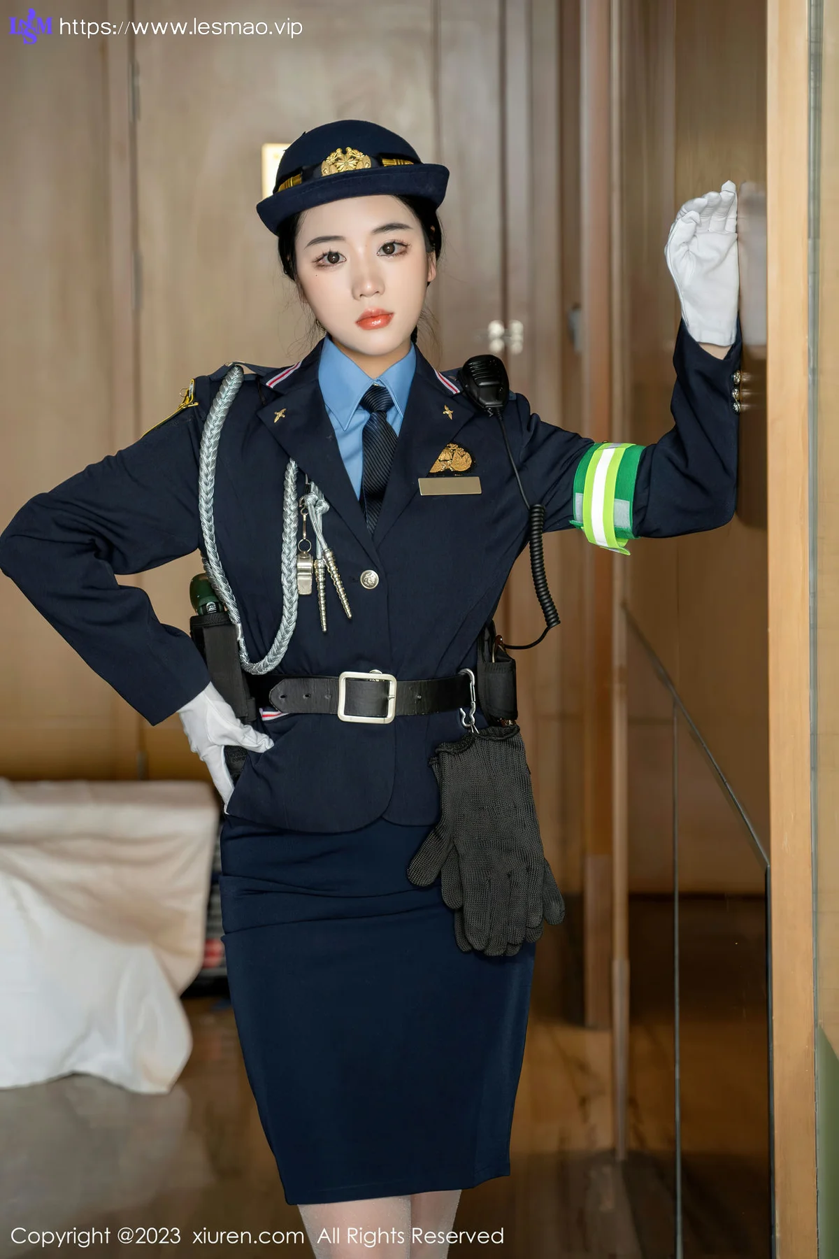 XiuRen 秀人 No.6497 汐汐爱吃草莓 科女搜查官系列性感写真 - 9