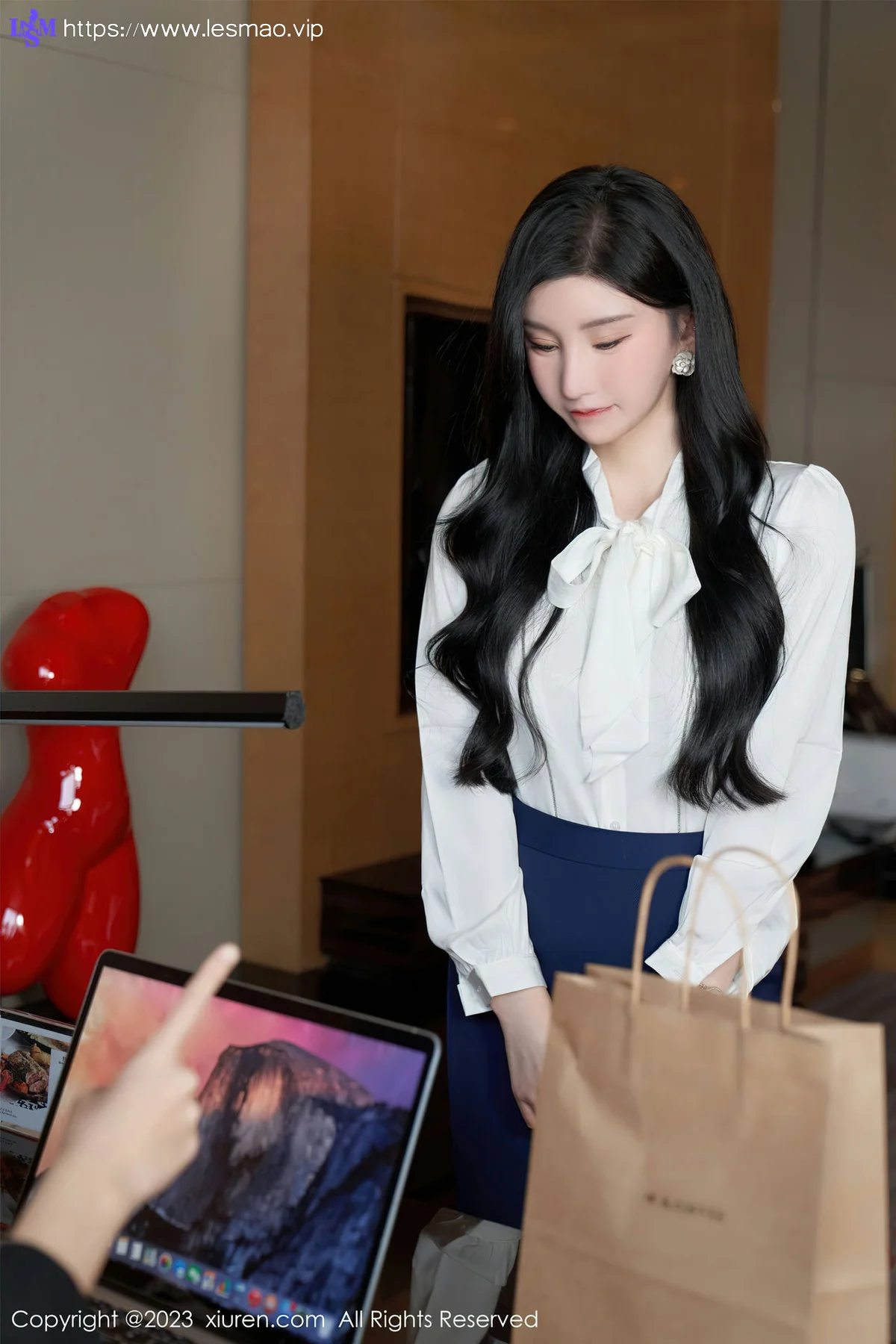 XiuRen 秀人 No.6614 周于希Sally 女职员的办公室秘密心愿旅拍 - 8