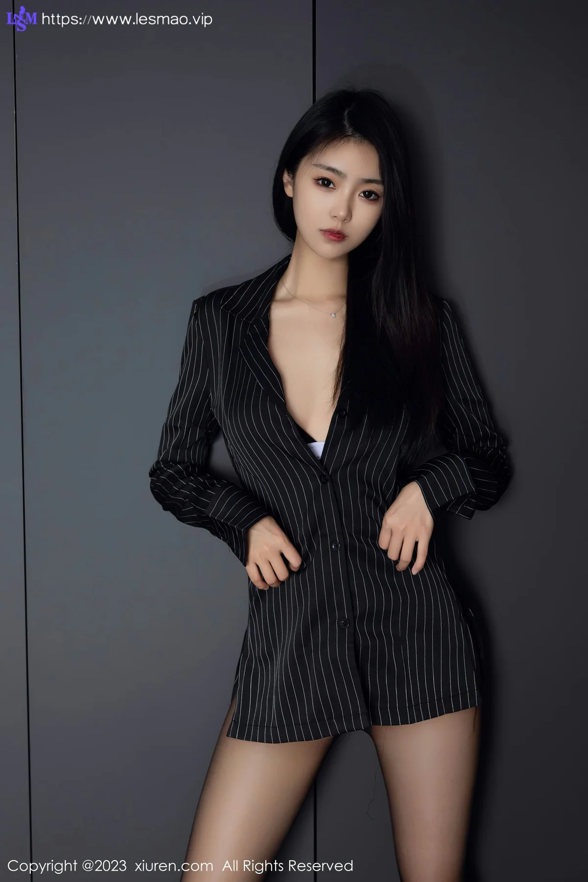 XiuRen 秀人 No.6677 可樂Vicky 黑色条纹上衣性感写真33 - 4