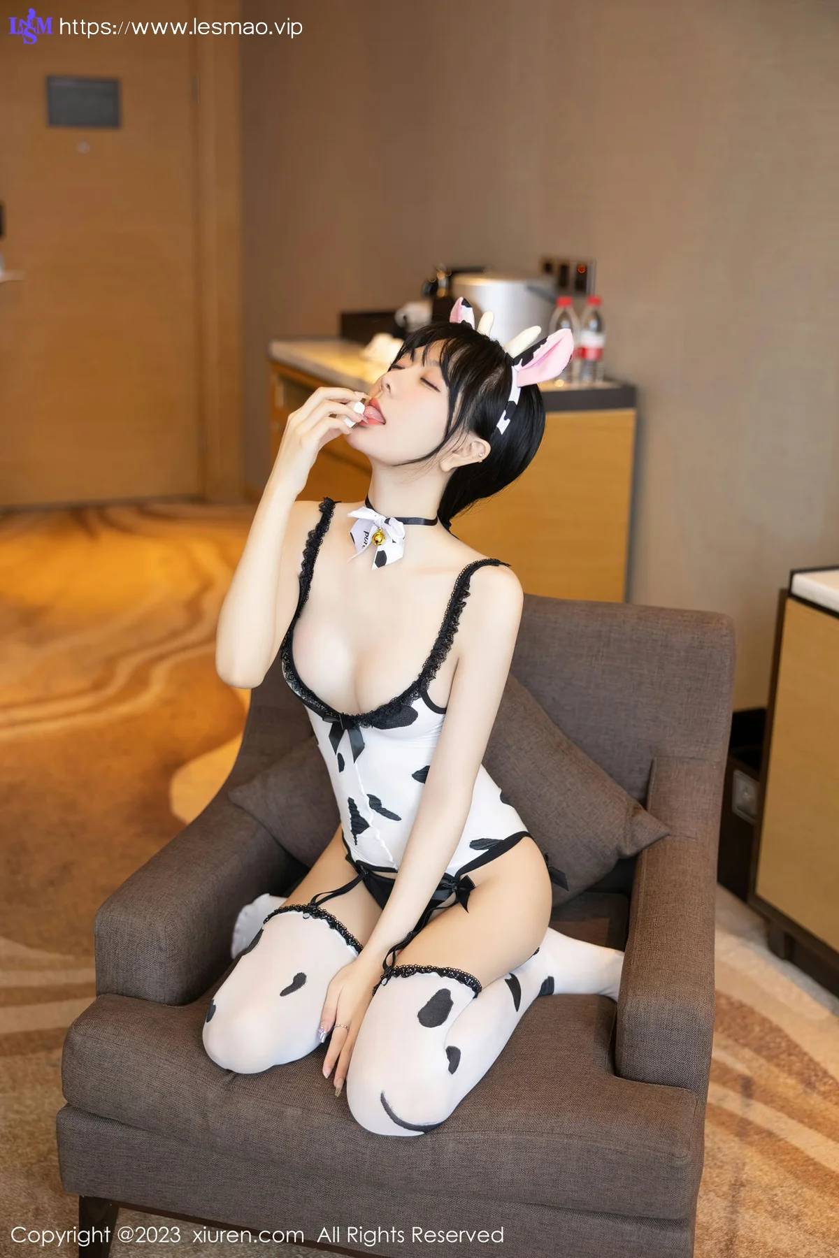 XiuRen 秀人 No.6774 幼幼 情趣奶牛装性感写真1 - 10