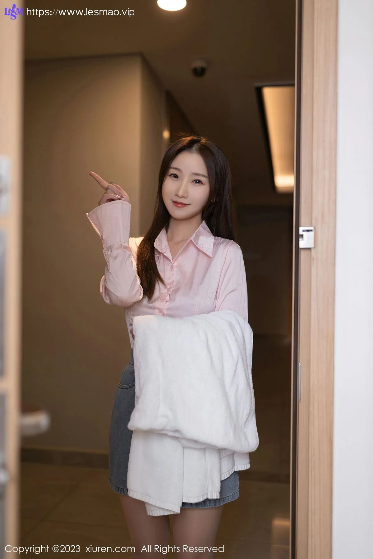 XiuRen 秀人 No.6832 主题“向邻居借水” 杏子Yada 性感写真1 - 1