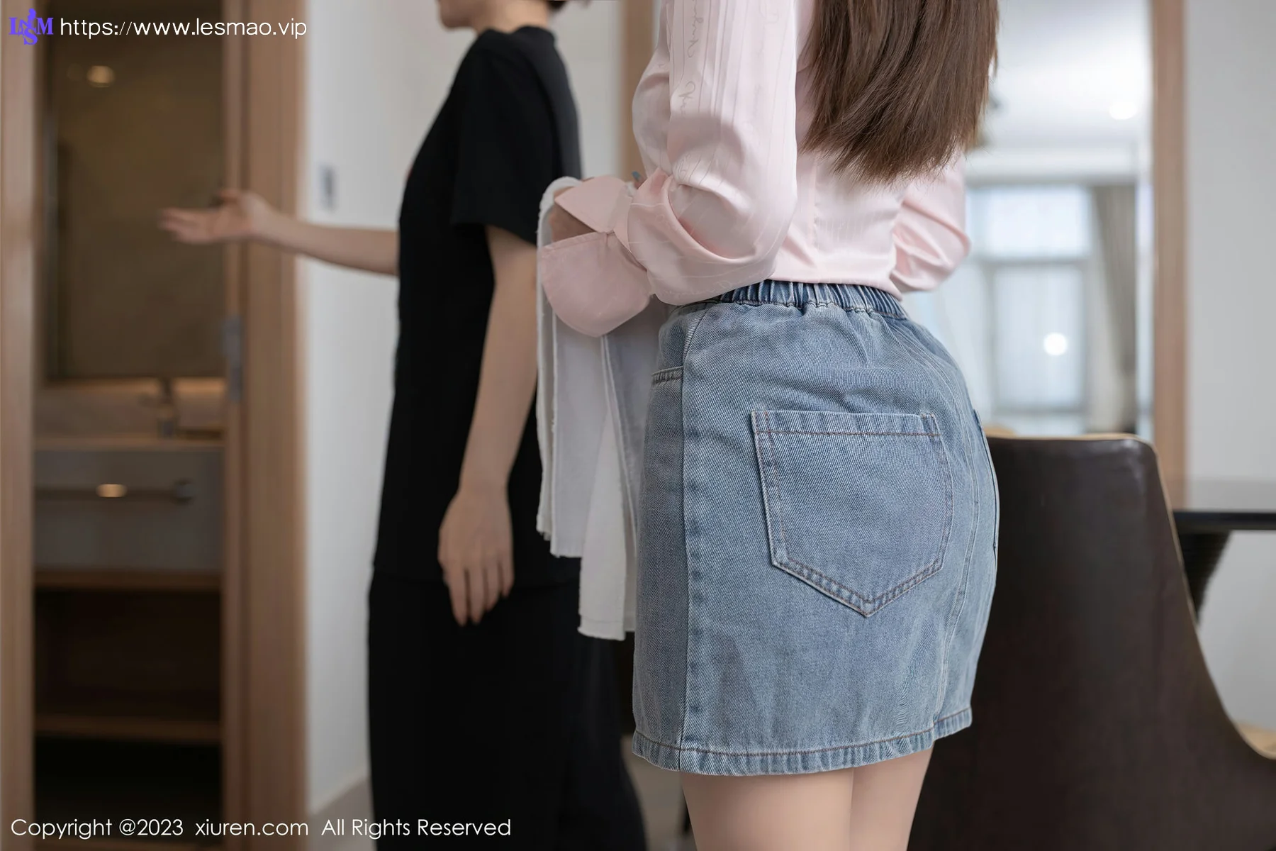 XiuRen 秀人 No.6832 主题“向邻居借水” 杏子Yada 性感写真1 - 4