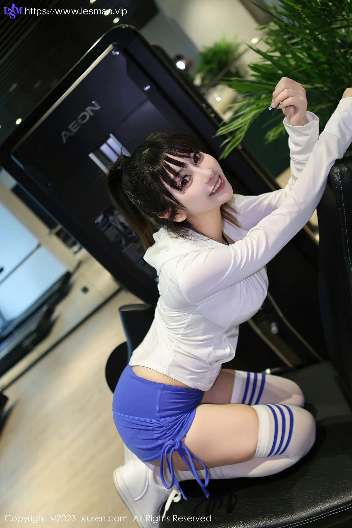 XiuRen 秀人 No.6909 夏希 白色长筒袜性感写真 - 7