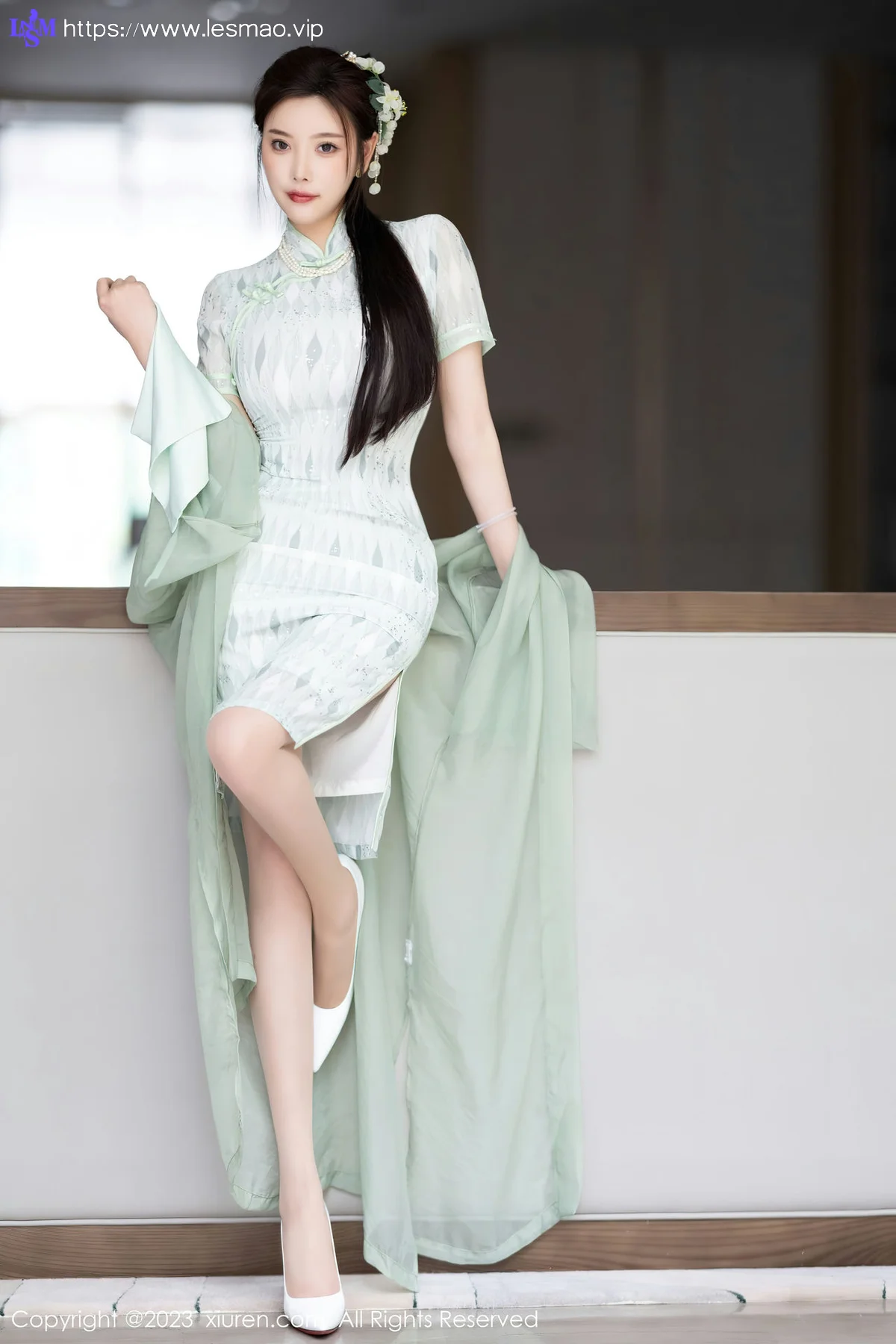 XiuRen 秀人 No.6983 杨晨晨Yome 淡绿色旗袍性感写真 - 1