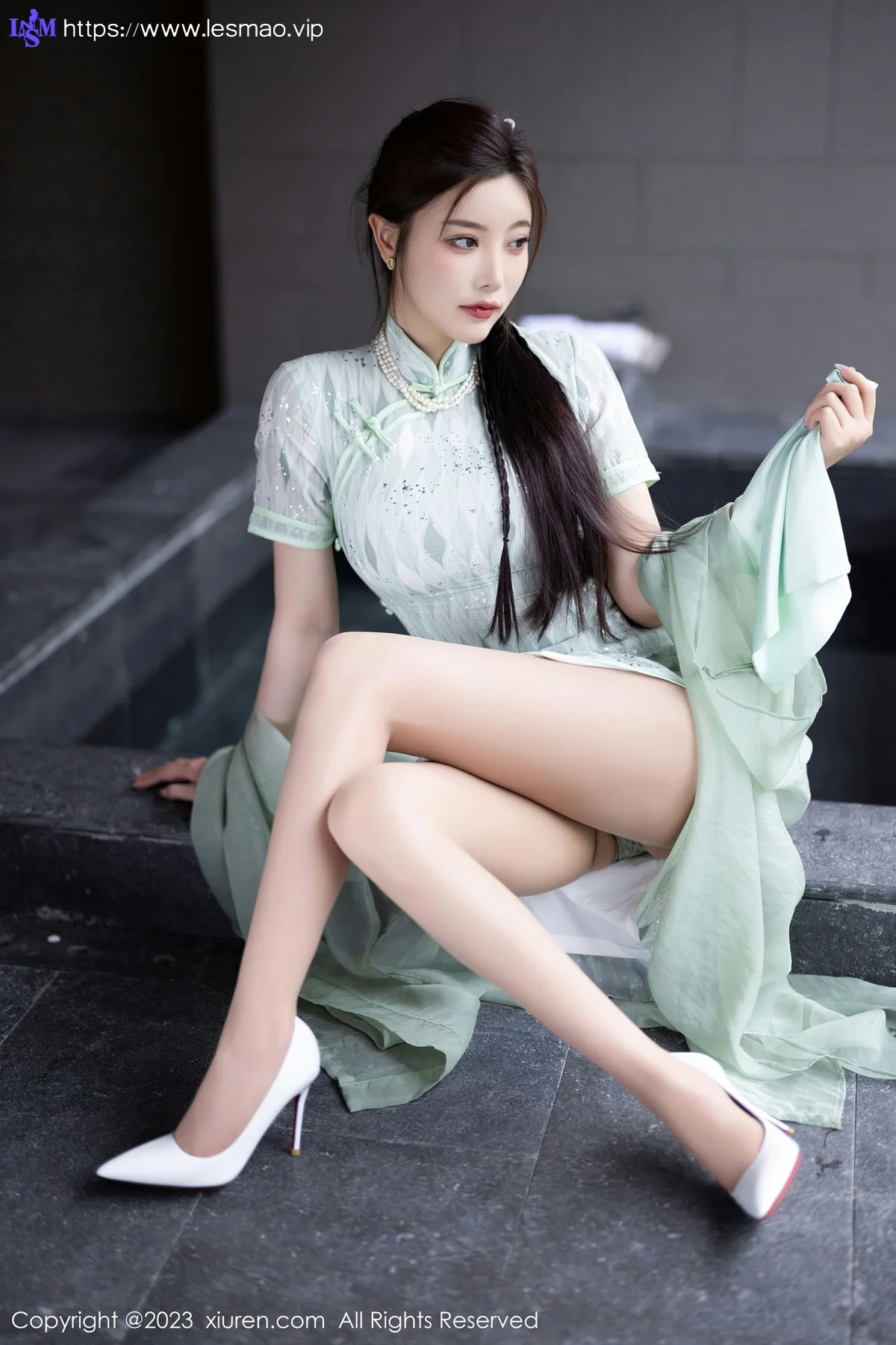 XiuRen 秀人 No.6983 杨晨晨Yome 淡绿色旗袍性感写真 - 9