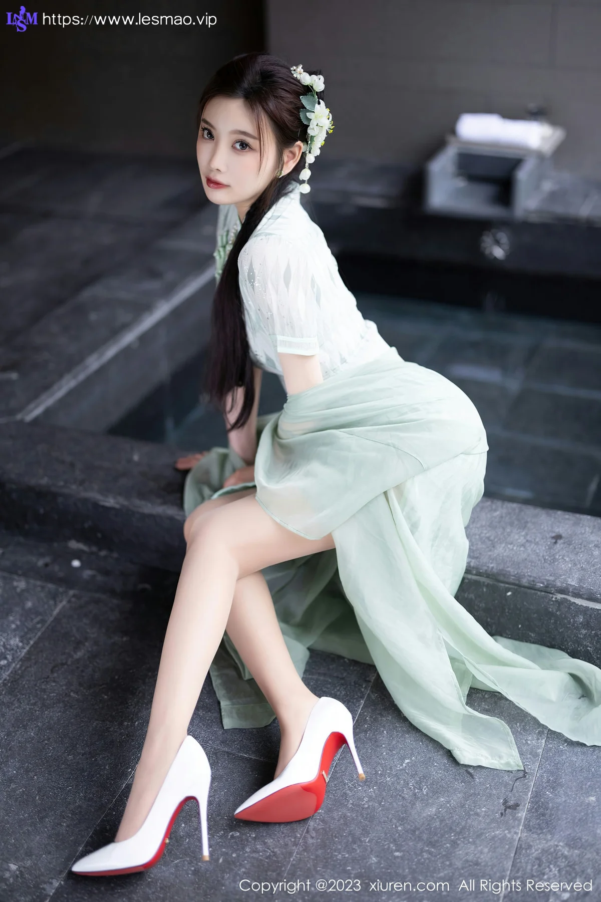 XiuRen 秀人 No.6983 杨晨晨Yome 淡绿色旗袍性感写真 - 10