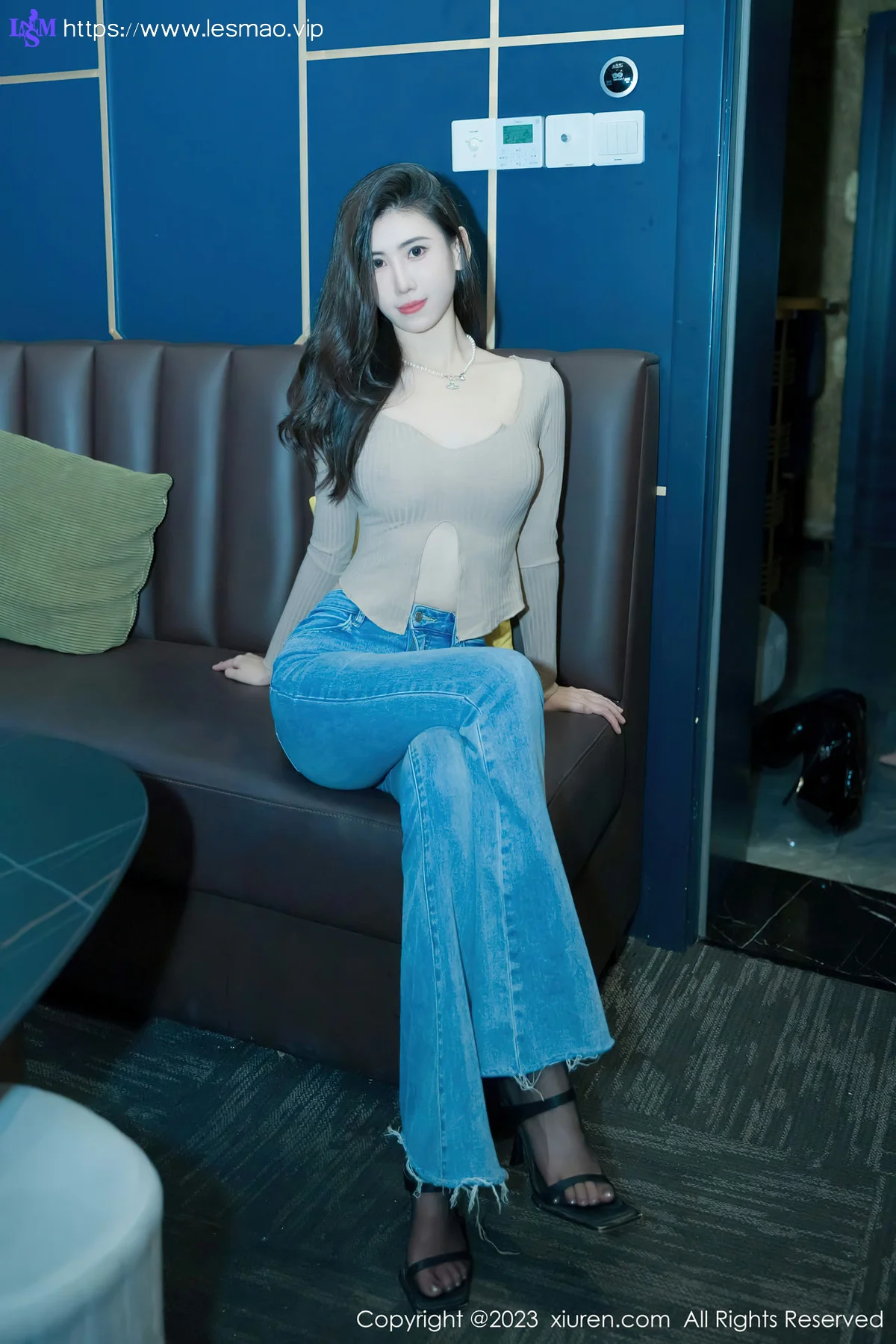XiuRen 秀人 No.7041 章芃芃 魅惑黑丝性感写真 - 1