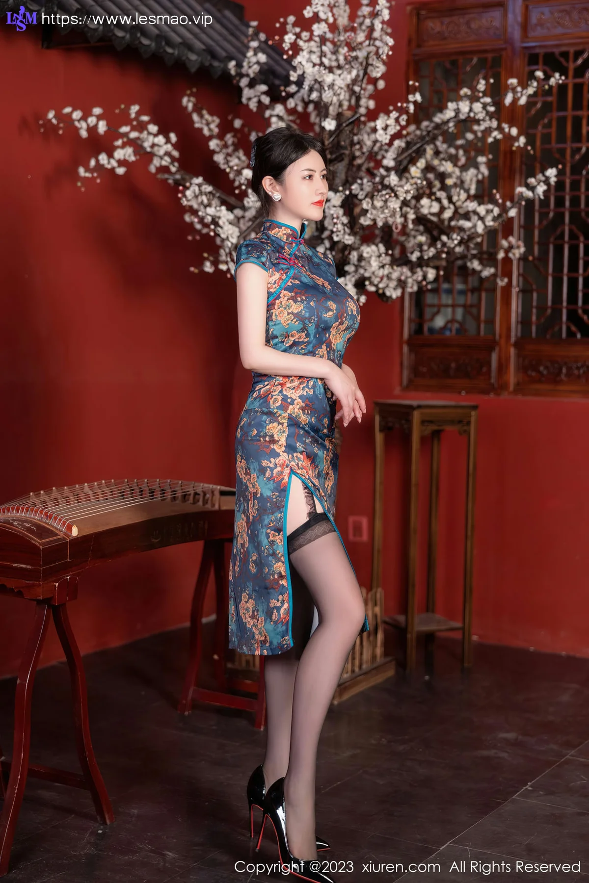 XiuRen 秀人 No.7051 诗诗kiki 蓝色图纹旗袍性感写真1 - 3