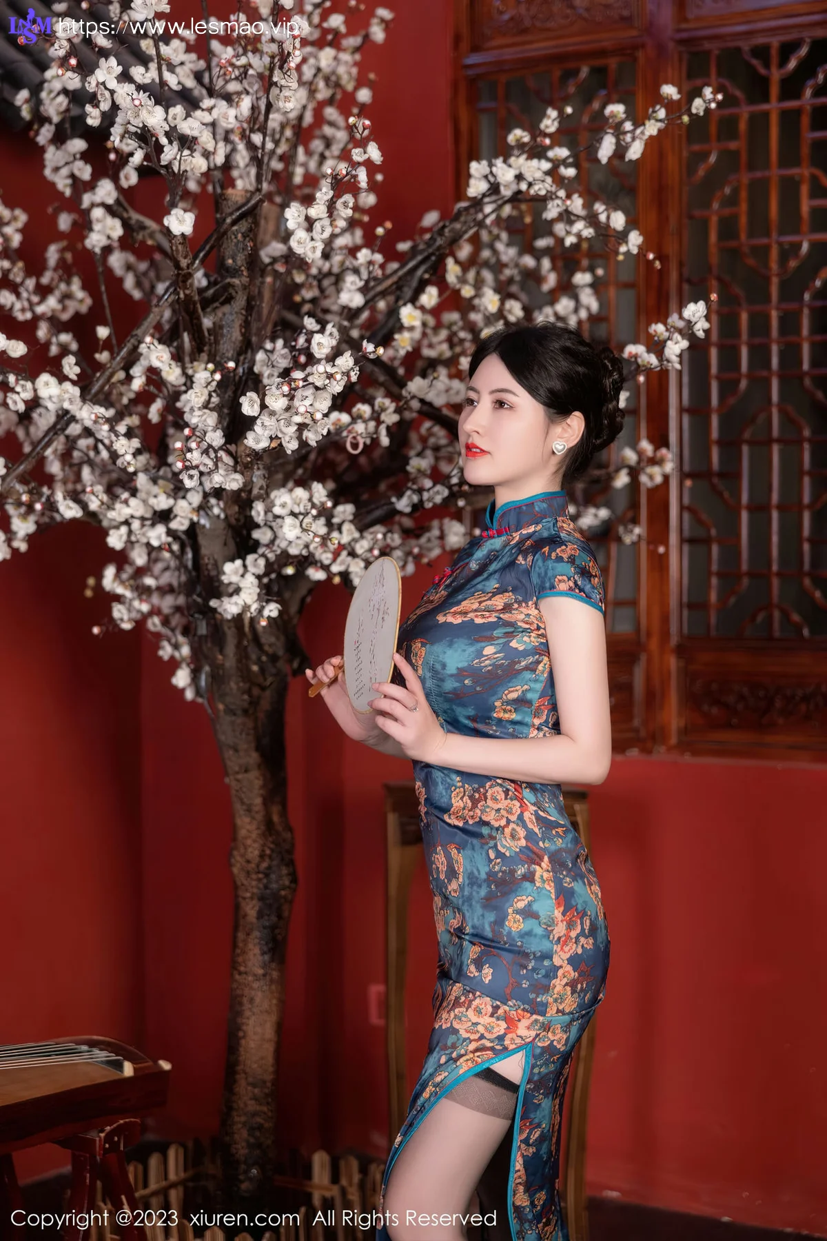 XiuRen 秀人 No.7051 诗诗kiki 蓝色图纹旗袍性感写真1 - 5