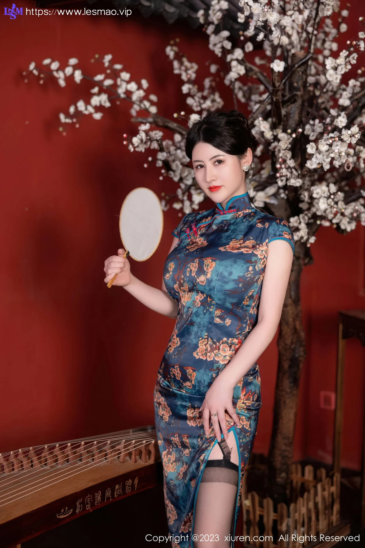 XiuRen 秀人 No.7051 诗诗kiki 蓝色图纹旗袍性感写真1 - 1