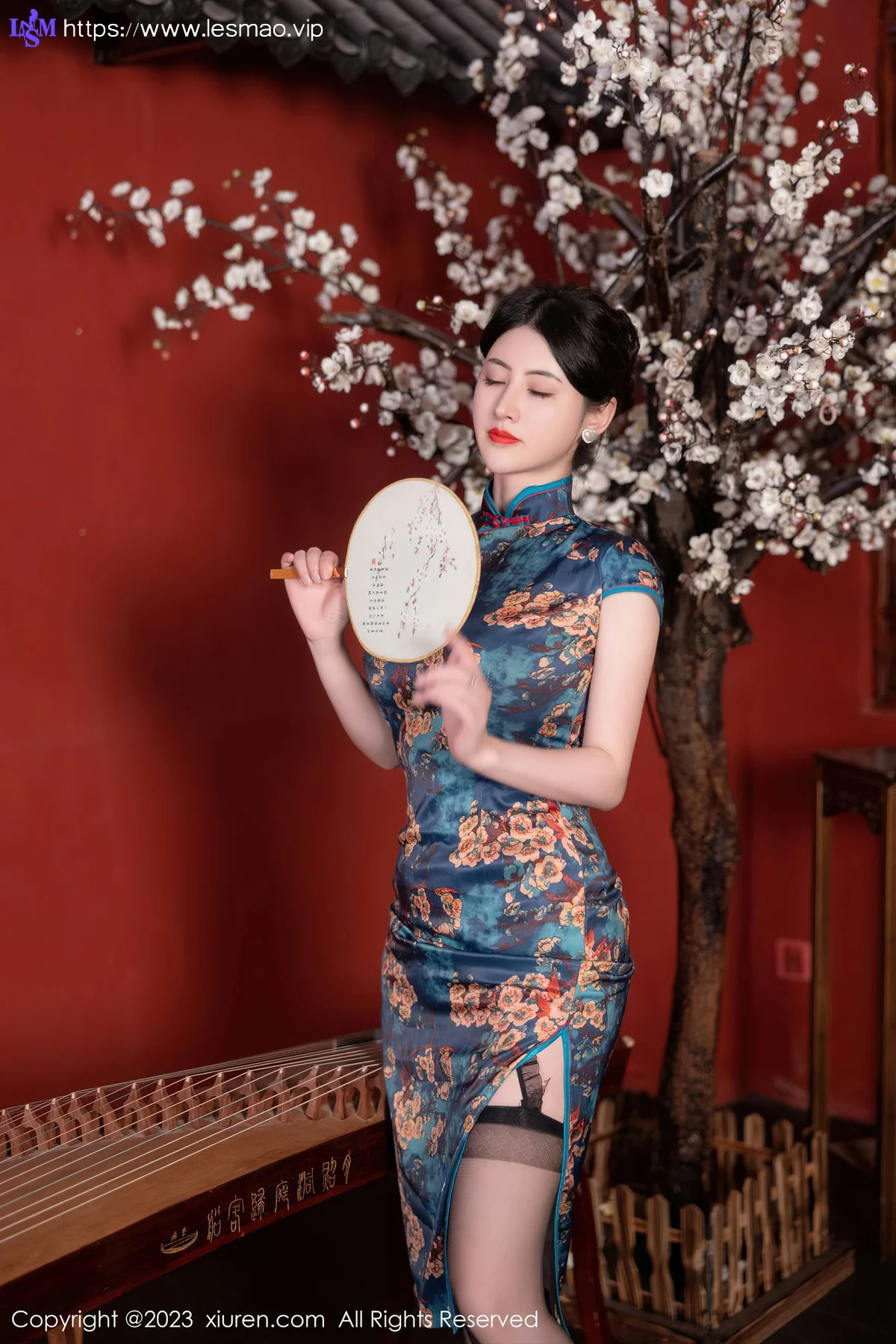 XiuRen 秀人 No.7051 诗诗kiki 蓝色图纹旗袍性感写真1 - 2