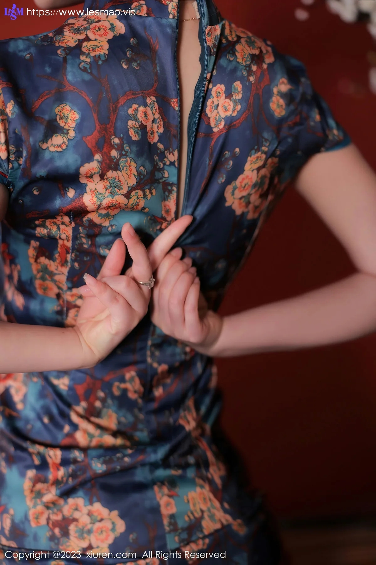 XiuRen 秀人 No.7051 诗诗kiki 蓝色图纹旗袍性感写真1 - 4