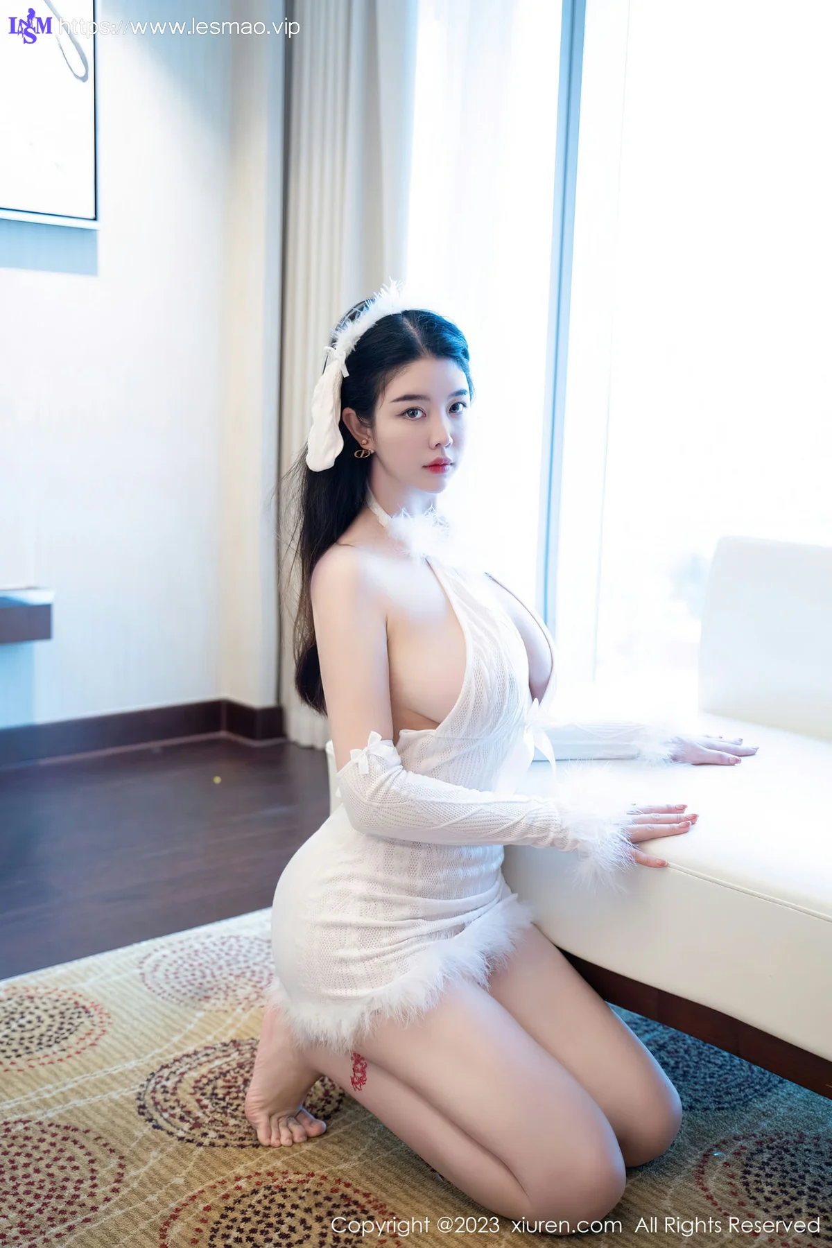 XiuRen 秀人 No.7172  樱桃小犊子 白色毛绒露肩性感写真 - 4