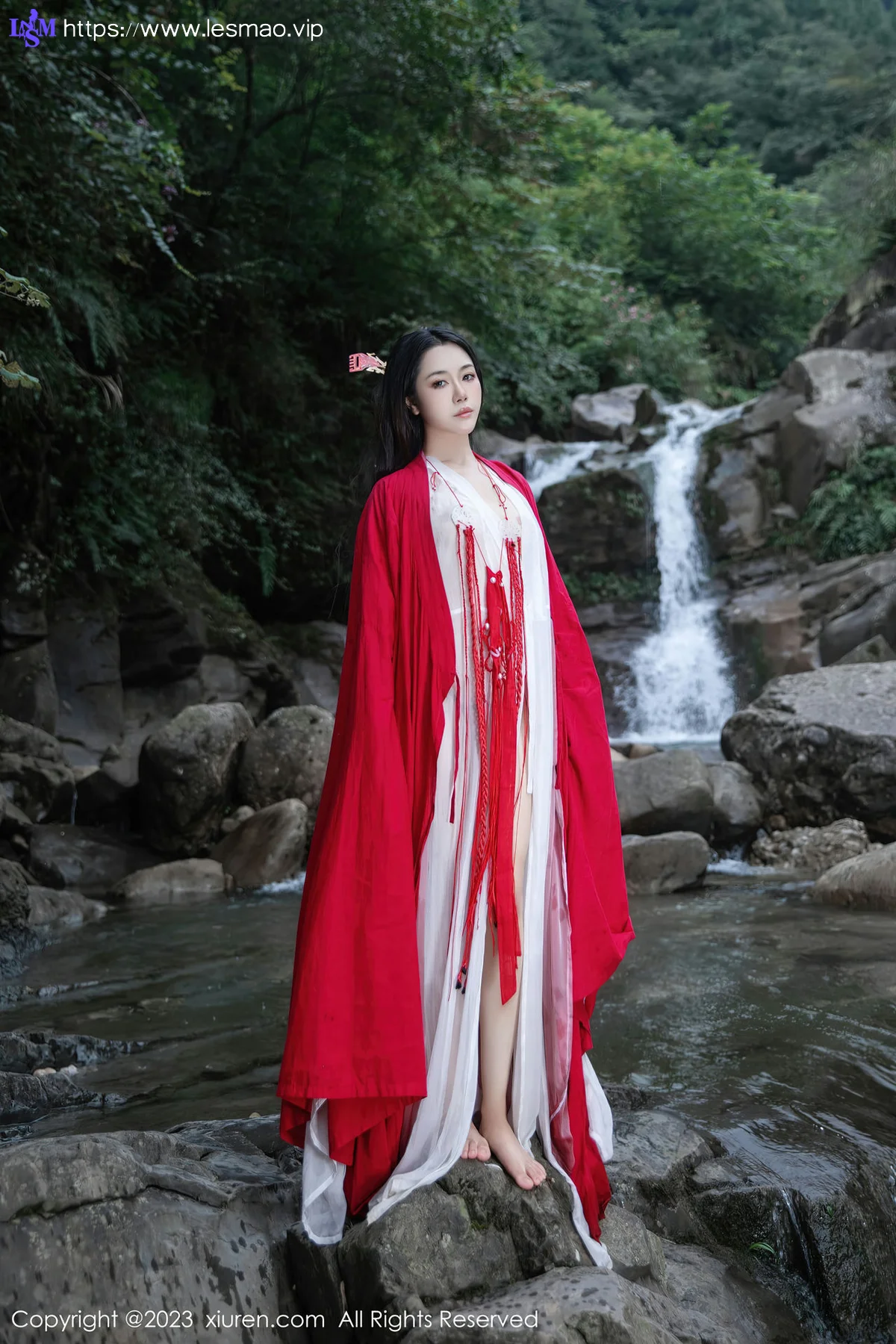 XiuRen 秀人 No.7295  严利娅Yuliya 户外诱惑红色古装性感写真 - 2