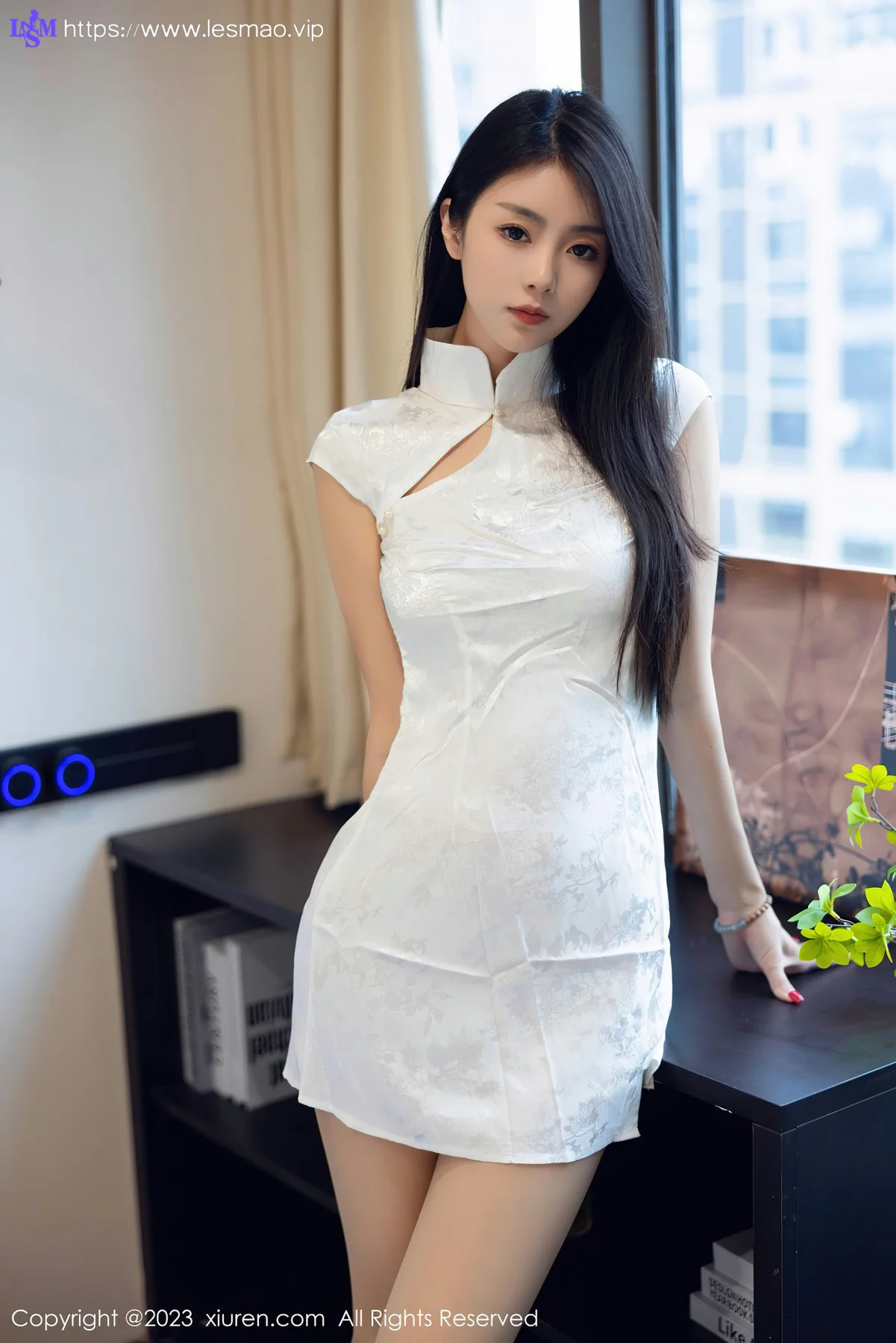 XiuRen 秀人 No.7493 可樂Vicky 白色短款旗袍性感写真 - 5