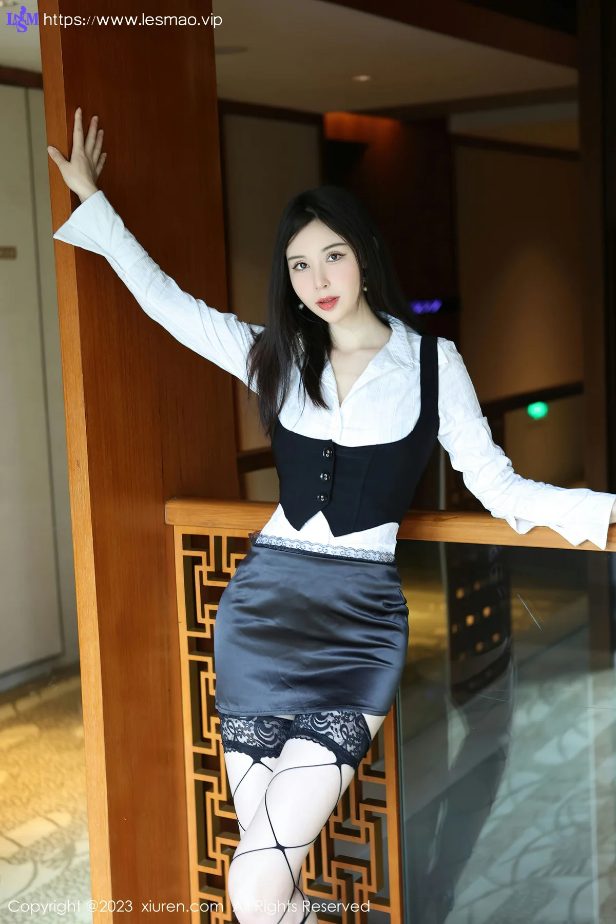 XiuRen 秀人 No.7525  曼柔 乳贴皮裙户外性感写真 - 1
