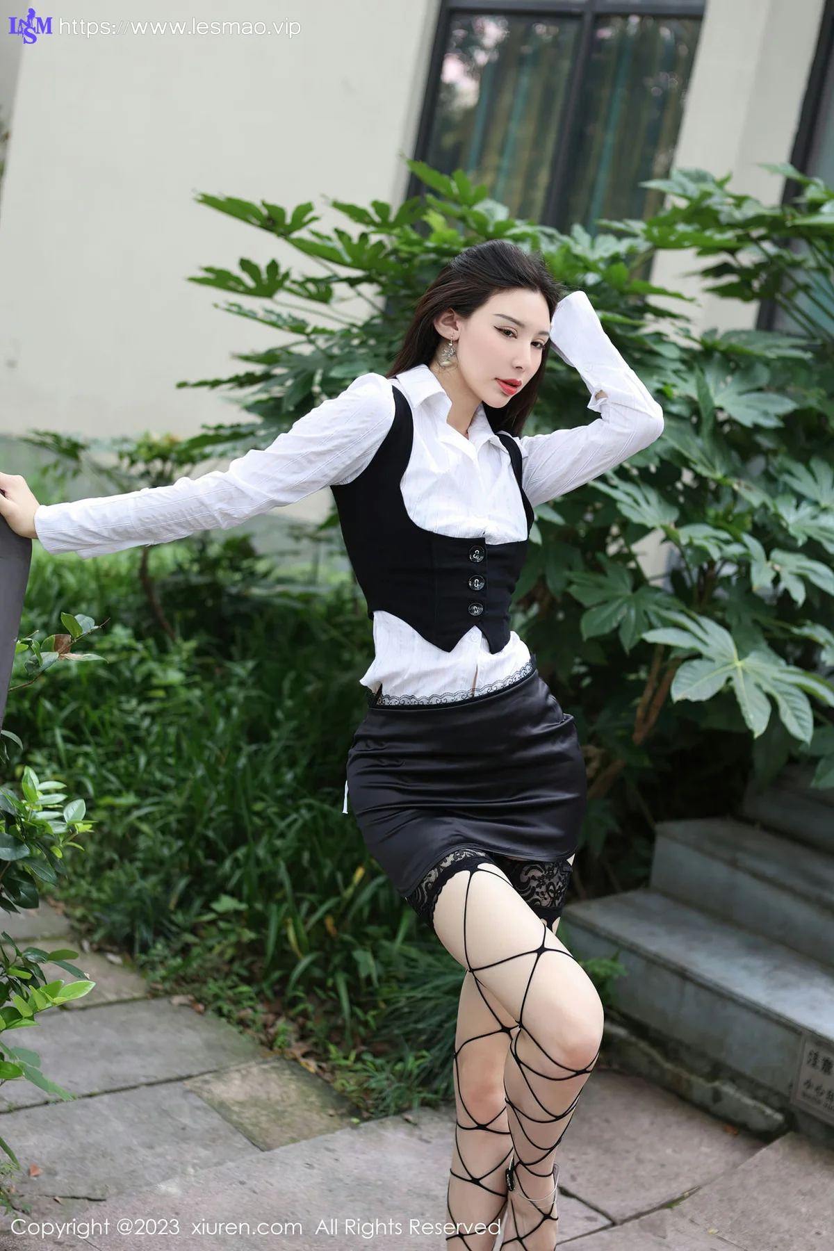 XiuRen 秀人 No.7525  曼柔 乳贴皮裙户外性感写真 - 6
