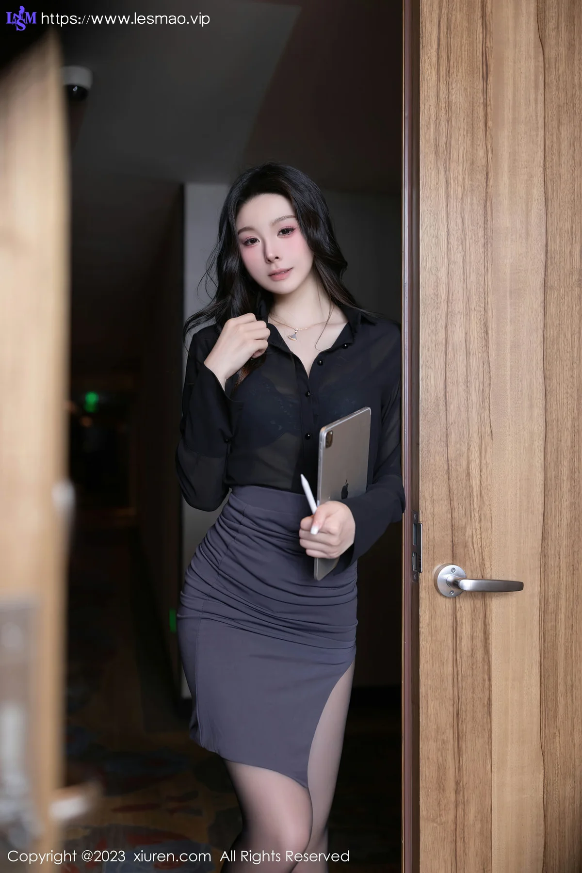 XiuRen 秀人 No.7542  小逗逗 黑色OL性感写真22 - 1