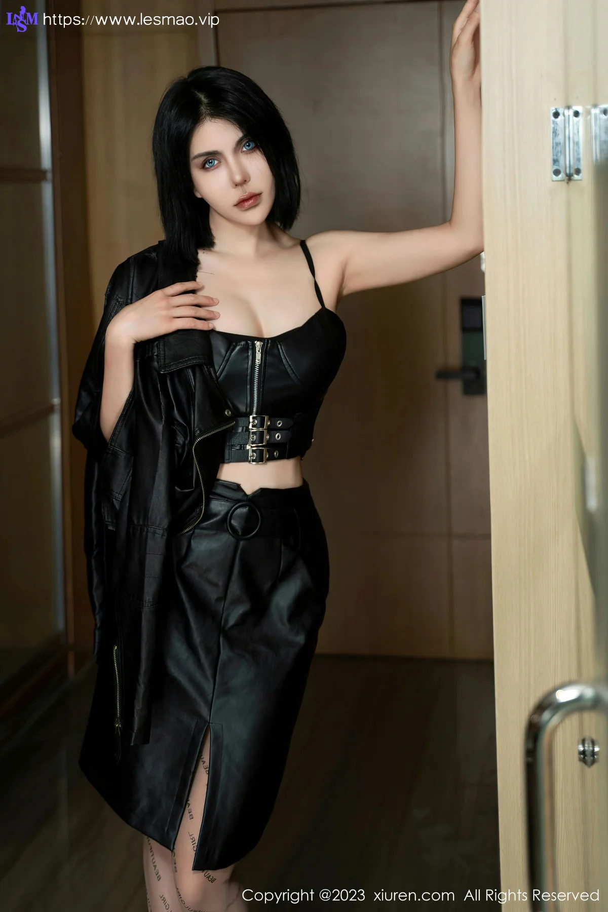 XiuRen 秀人 No.7581  中俄混血 金纯一性感写真 - 3