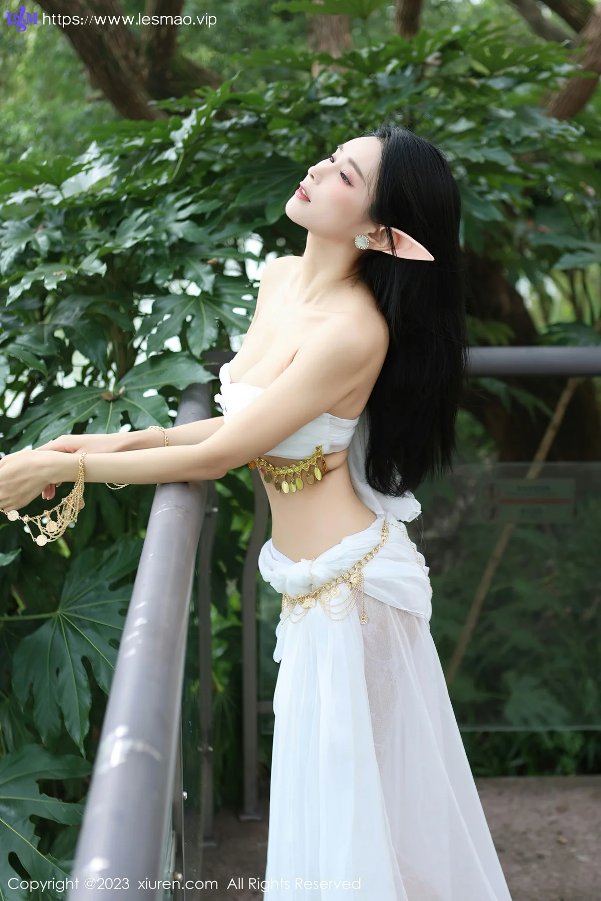 XiuRen 秀人 No.7598  草莓mm 白色网纱袜户外场景性感写真 - 3