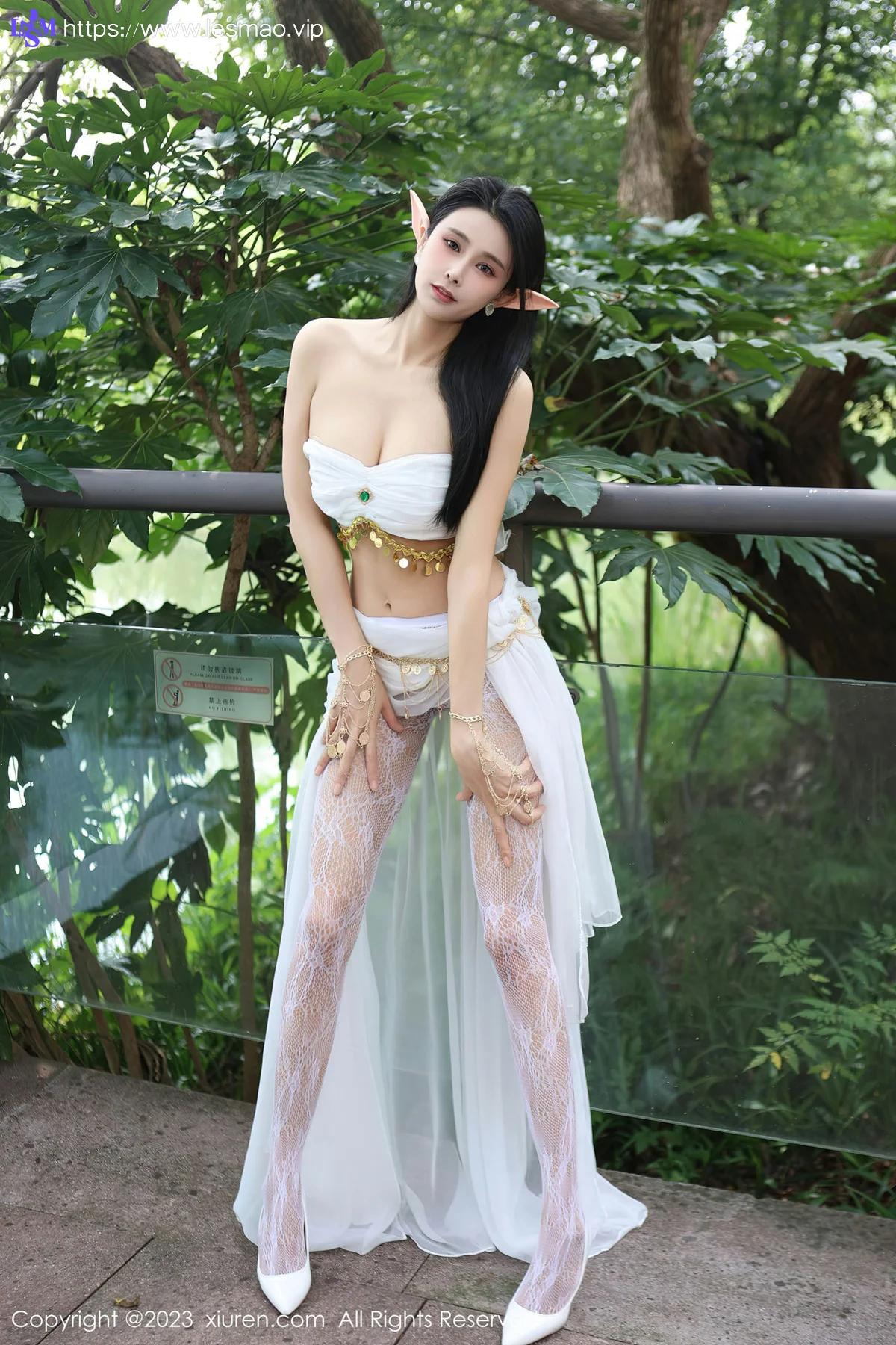 XiuRen 秀人 No.7598  草莓mm 白色网纱袜户外场景性感写真 - 9