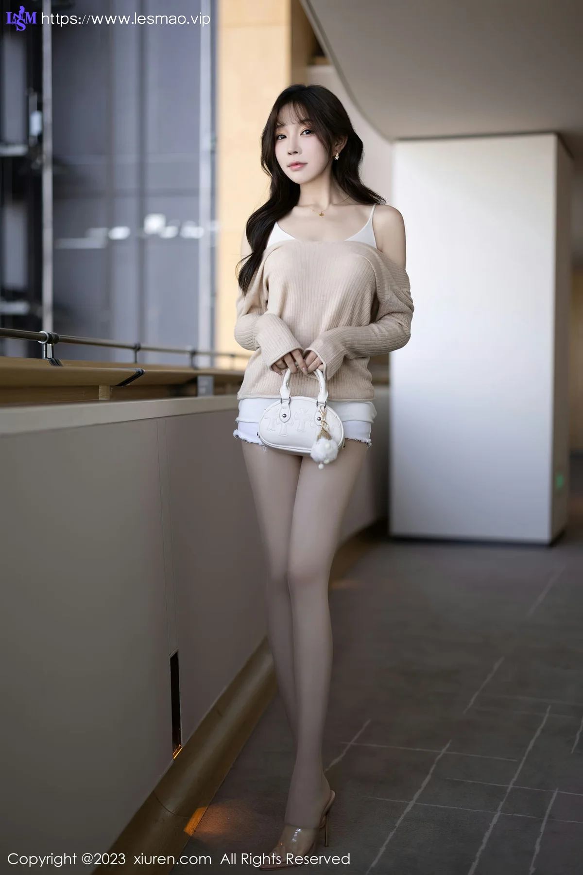 XiuRen 秀人 No.7647  徐莉芝Booty 暖灰色上衣性感写真1 - 3