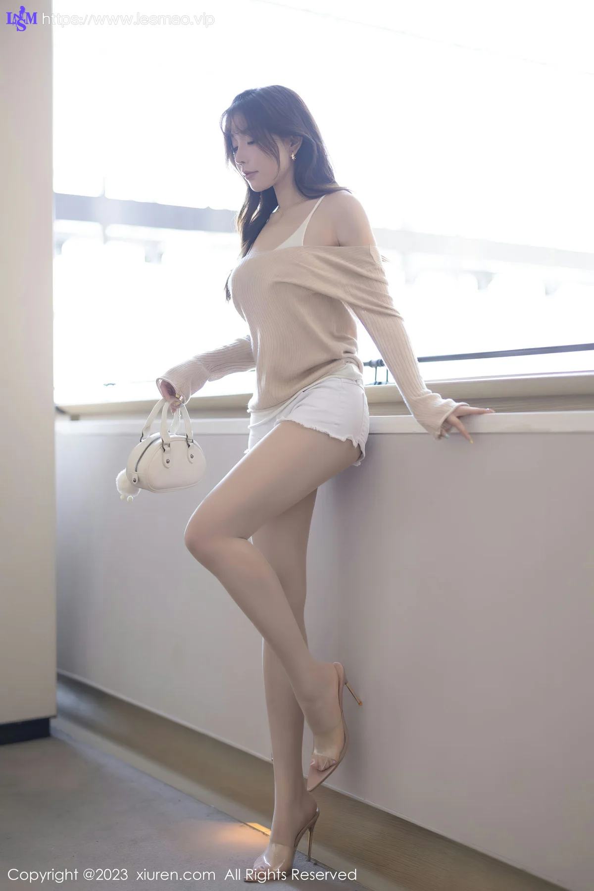XiuRen 秀人 No.7647  徐莉芝Booty 暖灰色上衣性感写真1 - 5