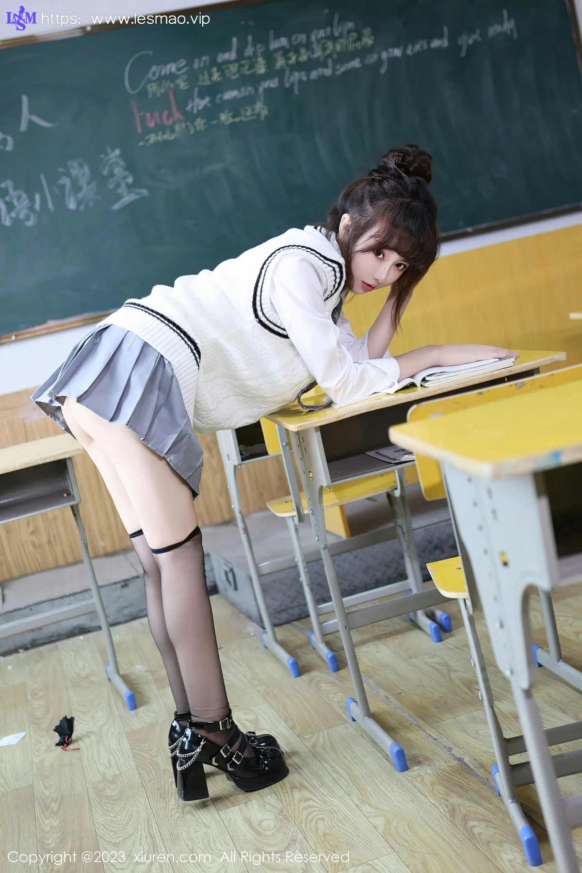 XiuRen 秀人 No.7712  白笑笑 白色学妹制服性感写真1 - 2