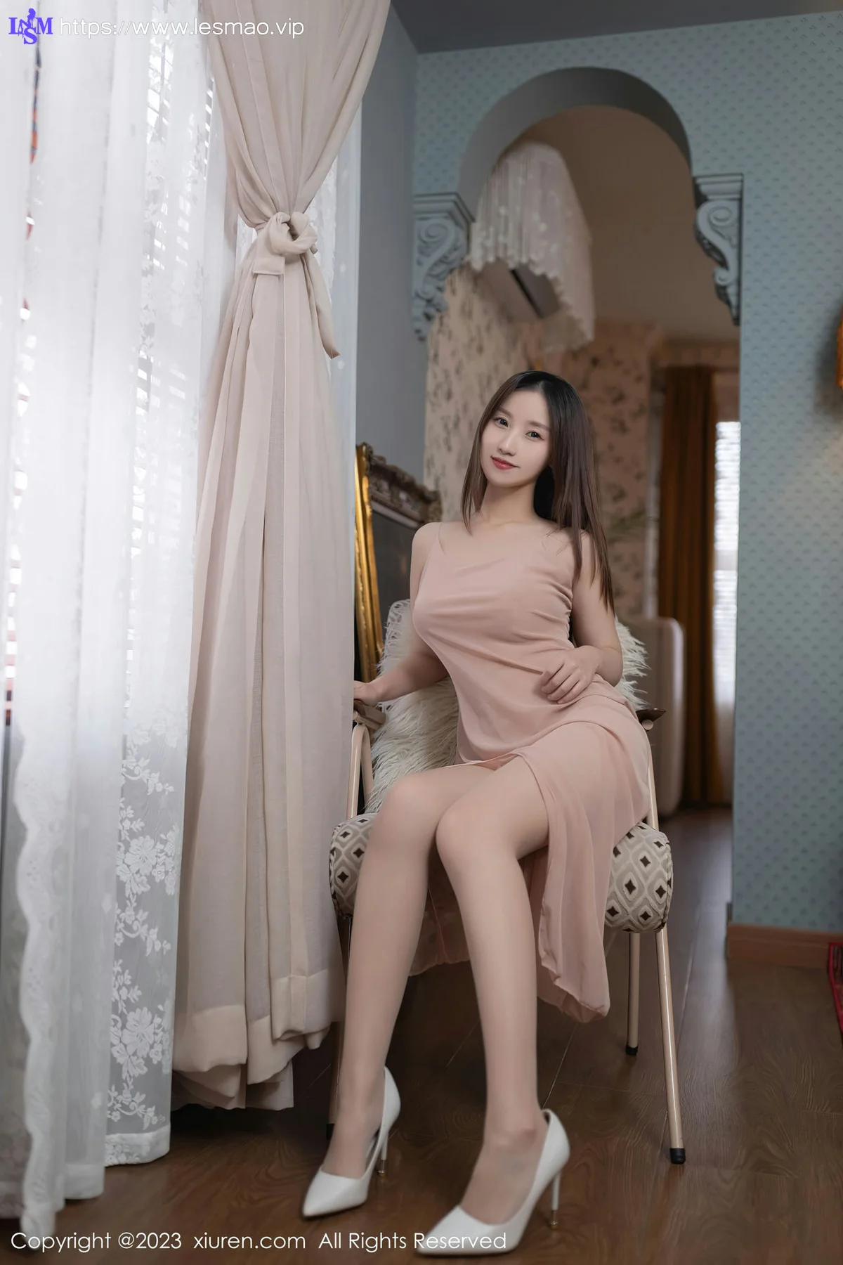 XiuRen 秀人 No.7738  杏子Yada 暖灰色连衣长裙性感写真1 - 2