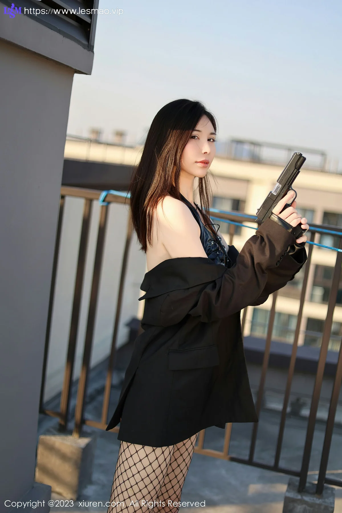 XiuRen 秀人 No.7772  曼柔 天台黑色网格袜性感写真2 - 5
