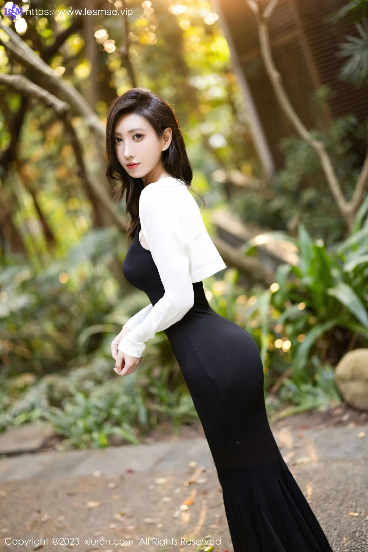 XiuRen 秀人 No.7830  章芃芃 户外场景拍摄性感写真 - 2