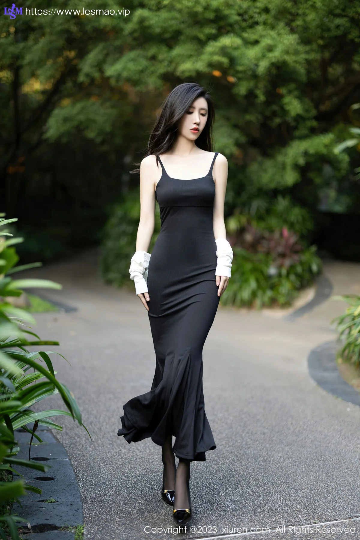 XiuRen 秀人 No.7830  章芃芃 户外场景拍摄性感写真 - 3