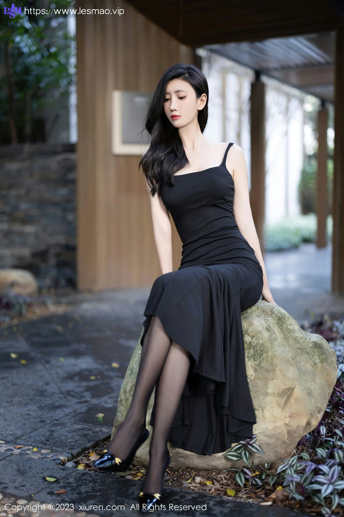 XiuRen 秀人 No.7830  章芃芃 户外场景拍摄性感写真 - 9