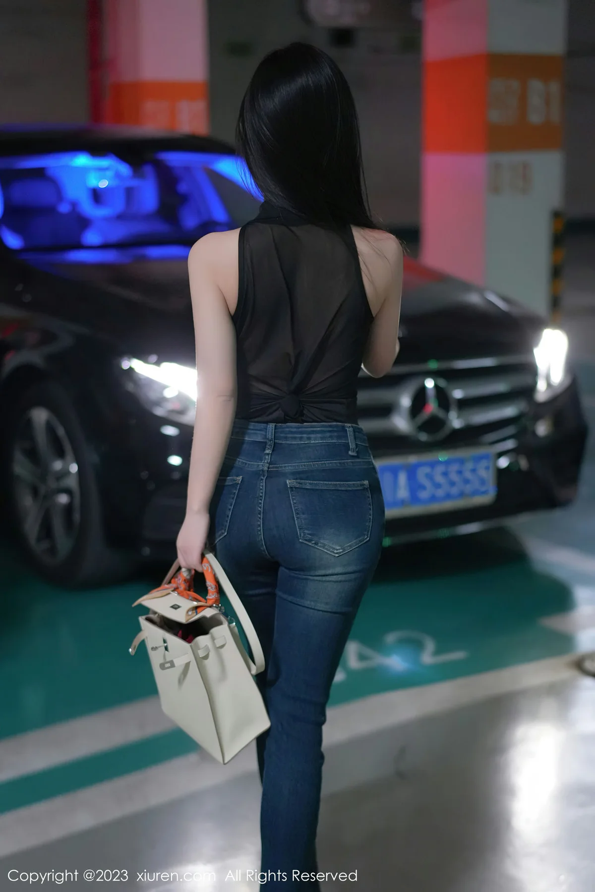 XiuRen 秀人 No.7853  谭小灵 停车场简约牛仔裤性感写真1 - 2