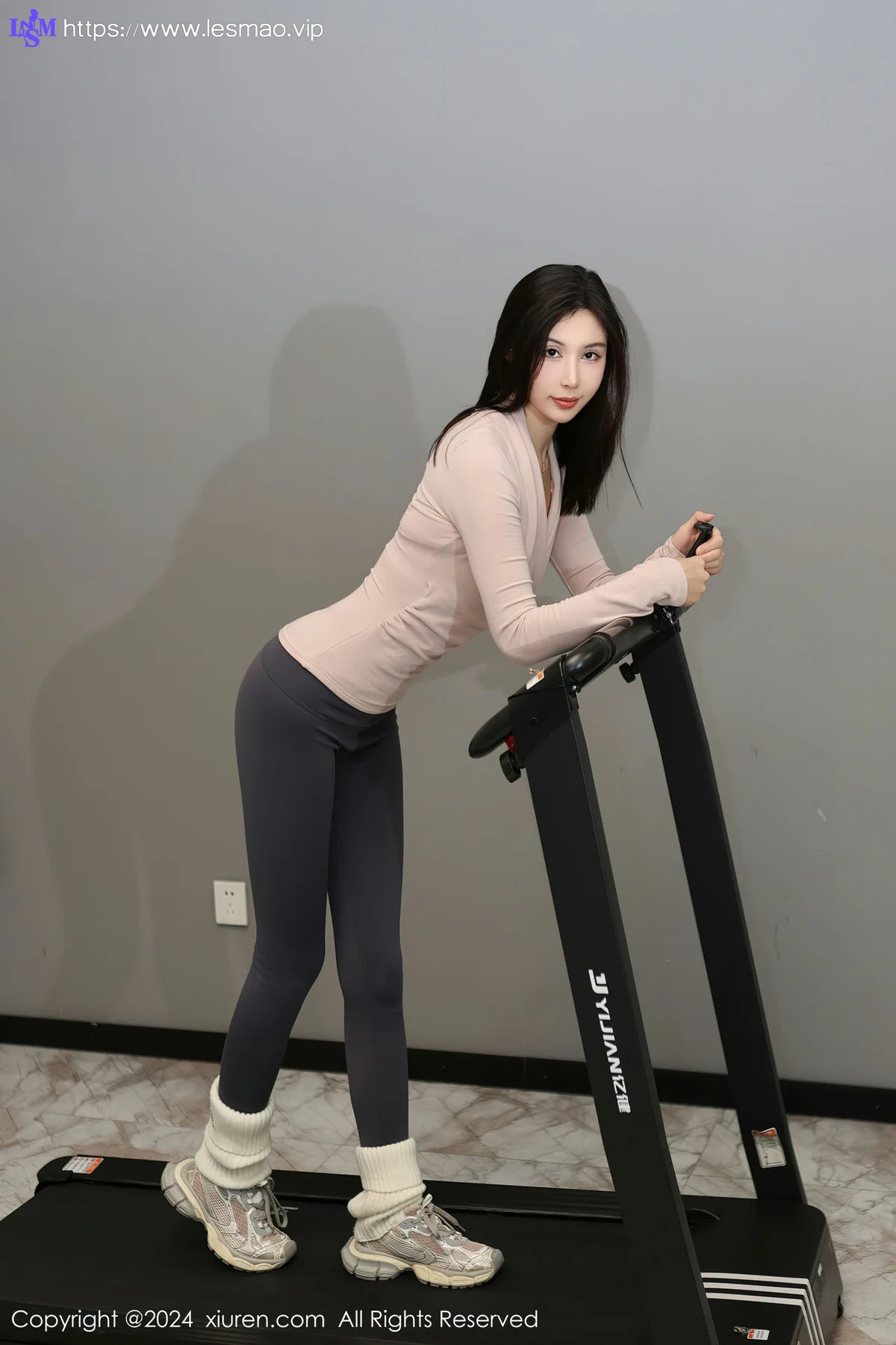 XiuRen 秀人 No.7909  曼柔 感灰色运动裤性感写真 - 1