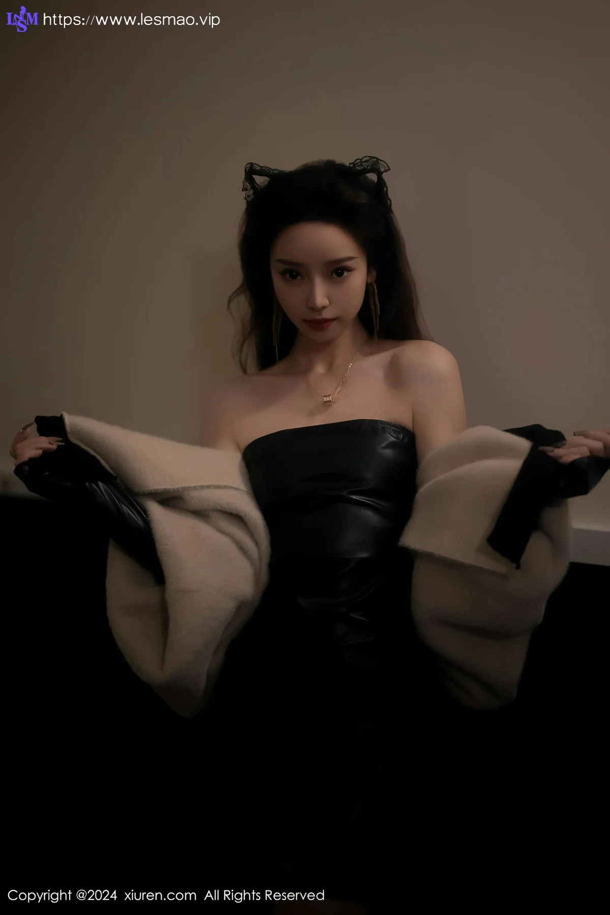 XiuRen 秀人 No.8049  苏曼兮 黑色露肩皮衣性感写真1 - 9