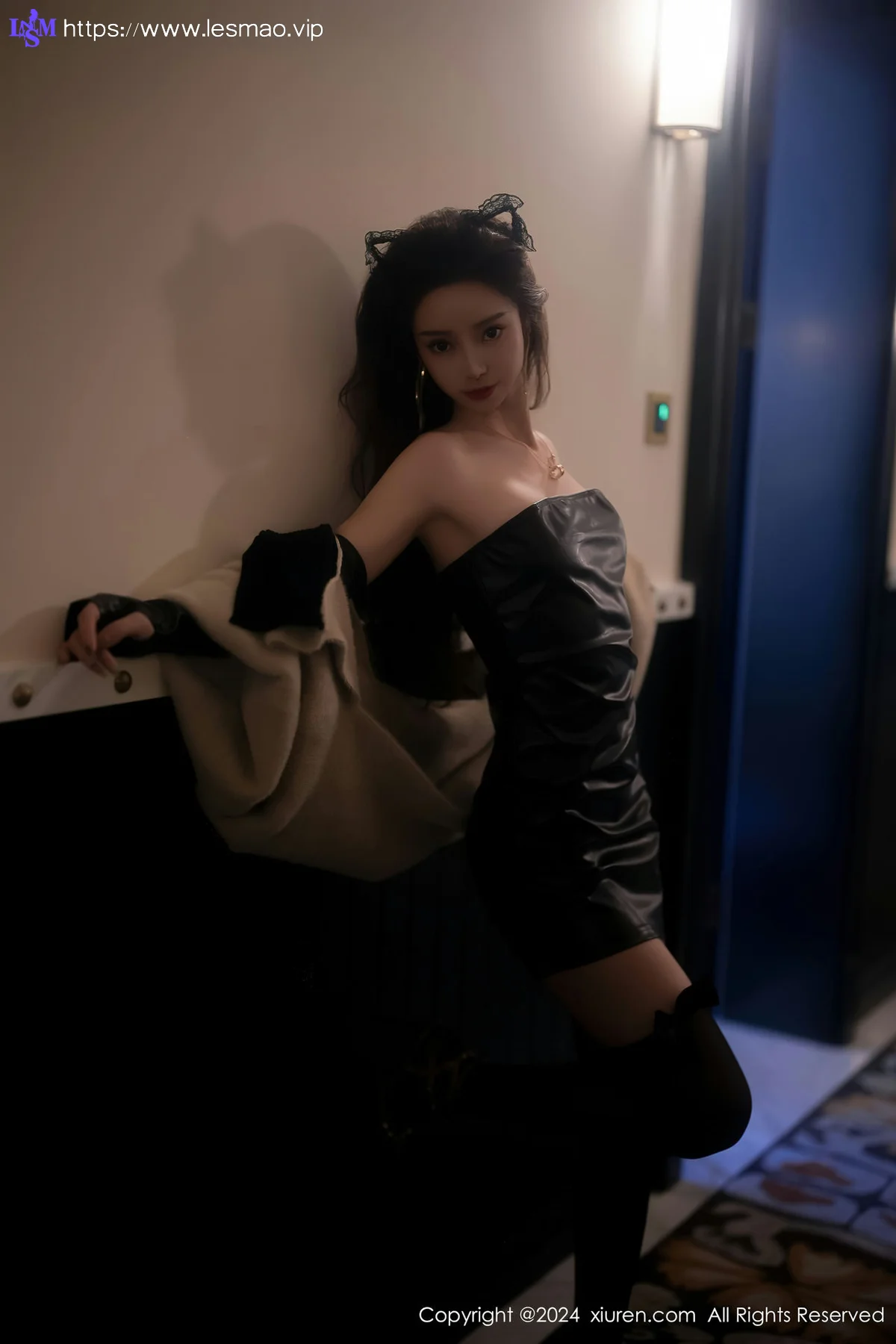 XiuRen 秀人 No.8049  苏曼兮 黑色露肩皮衣性感写真1 - 10