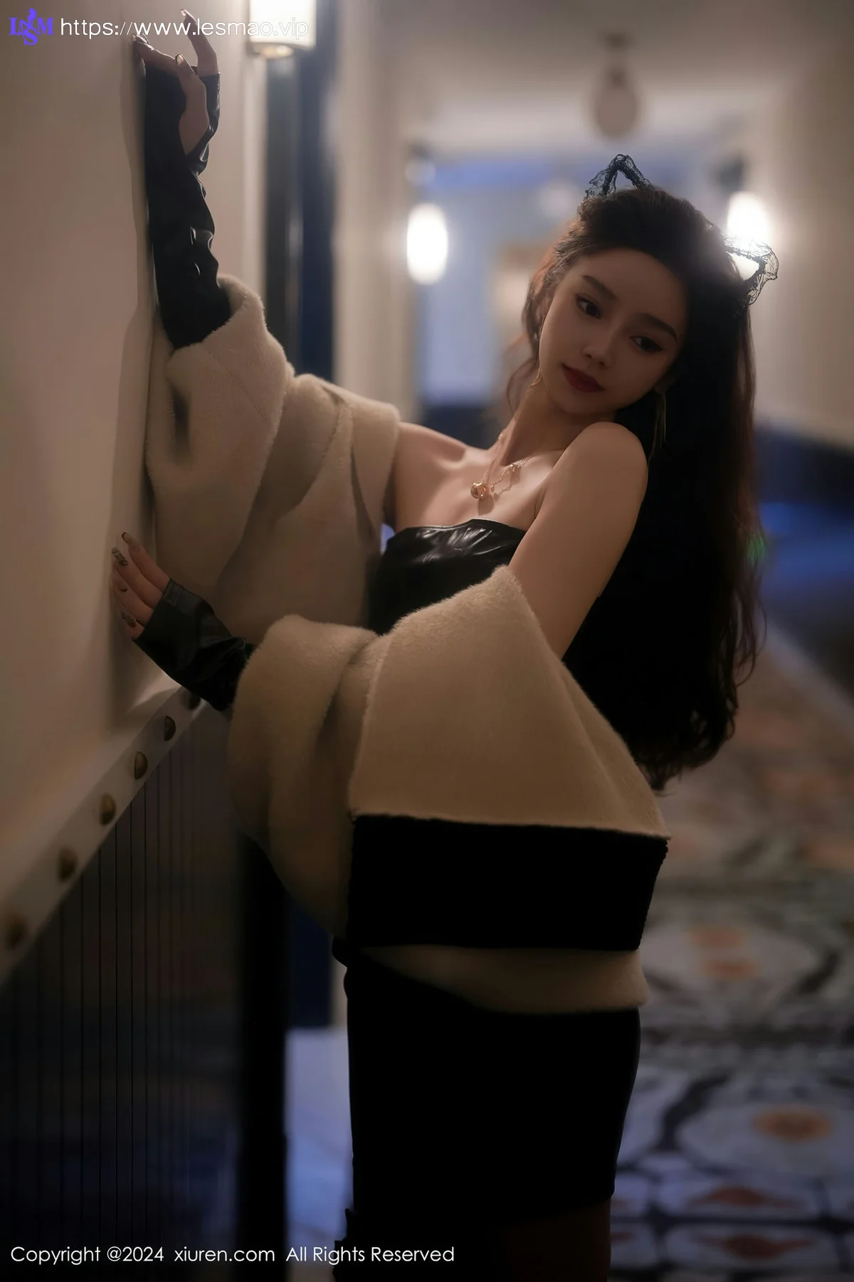 XiuRen 秀人 No.8049  苏曼兮 黑色露肩皮衣性感写真1 - 1