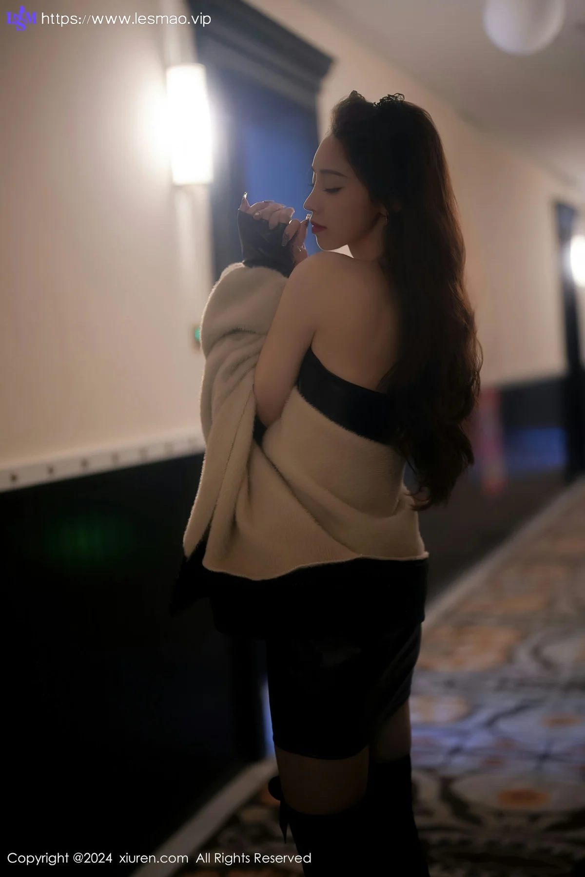 XiuRen 秀人 No.8049  苏曼兮 黑色露肩皮衣性感写真1 - 5