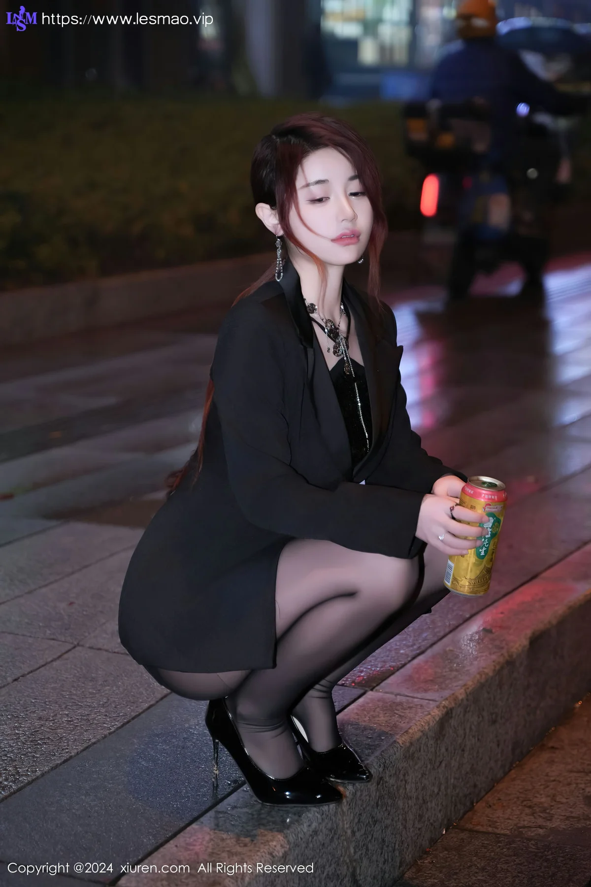 XiuRen 秀人 No.8199  美七 Mia 魅惑黑丝性感写真1 - 2