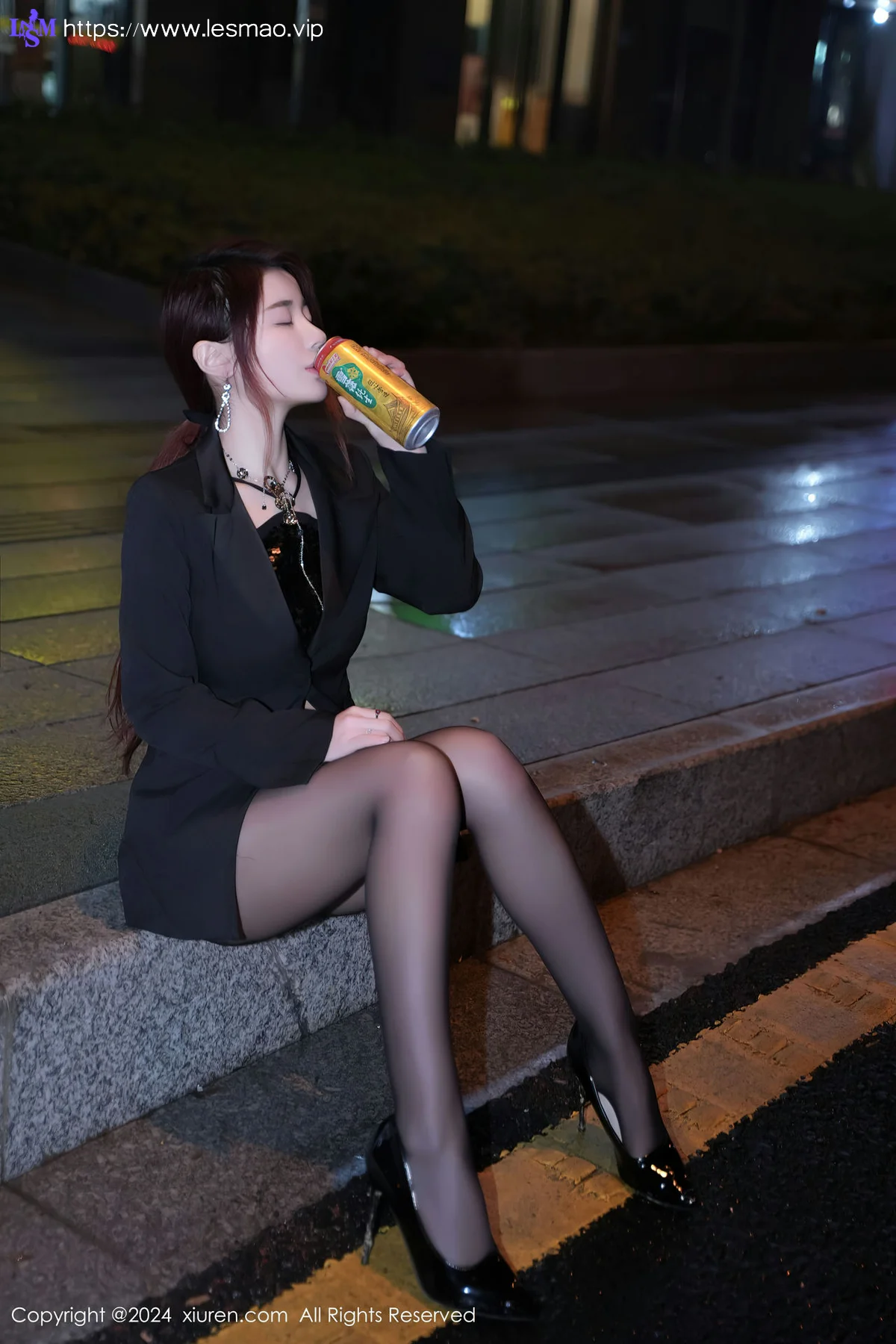 XiuRen 秀人 No.8199  美七 Mia 魅惑黑丝性感写真1 - 4
