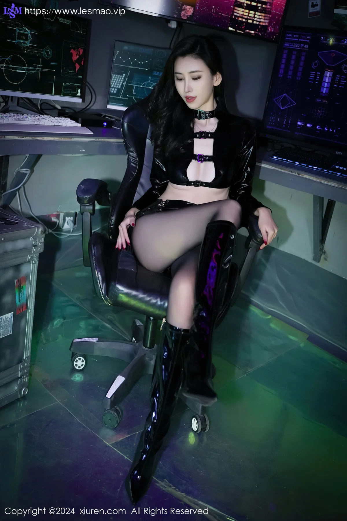 XiuRen 秀人 No.8219  章芃芃 黑色皮衣服饰性感写真 - 4
